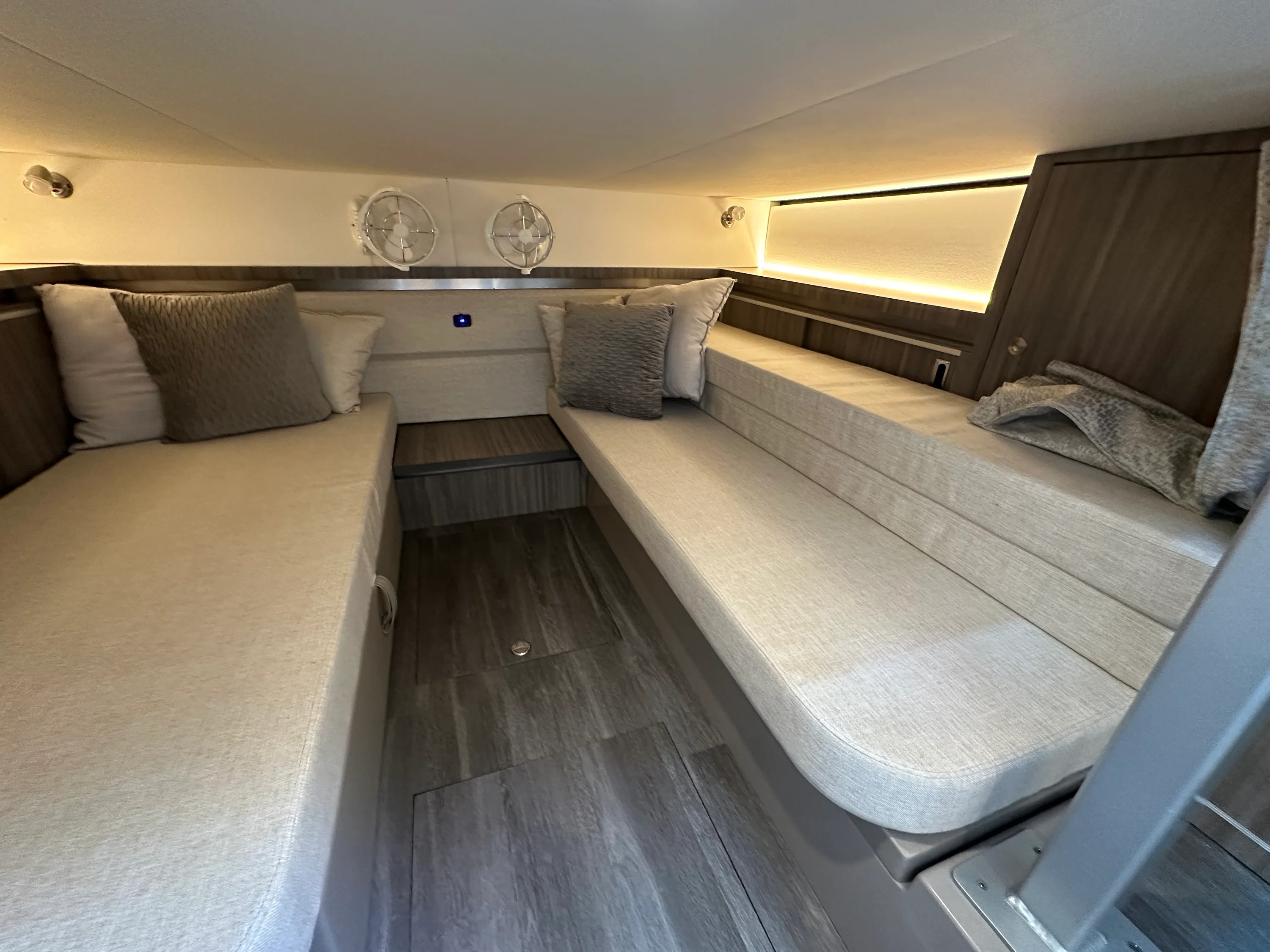 2024 Sea Ray 32 DA OB Image Thumbnail #38