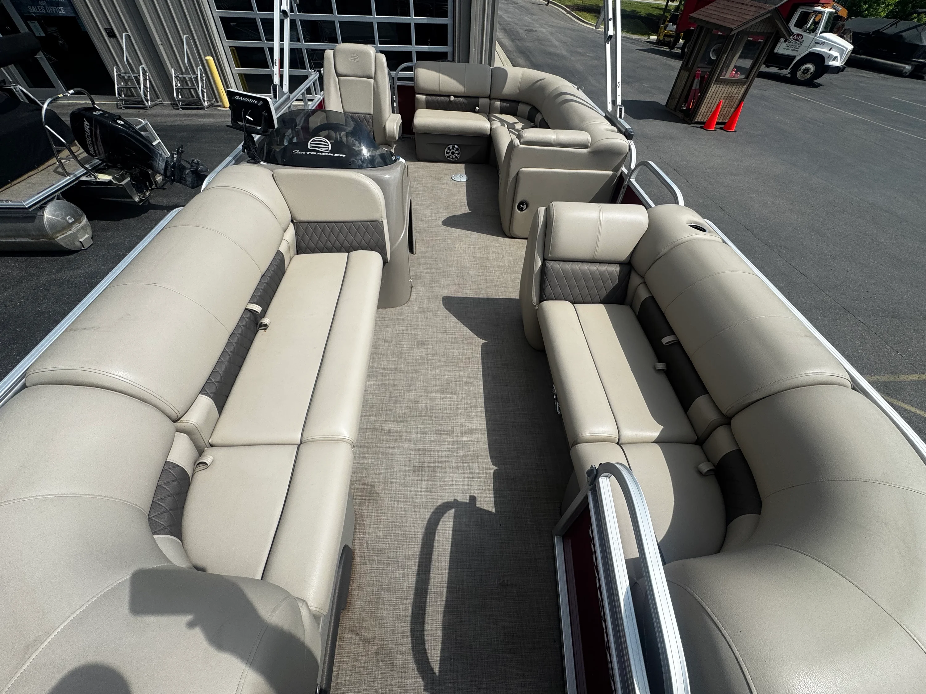 2023 Tracker PARTY BARGE 20 DLX Image Thumbnail #22