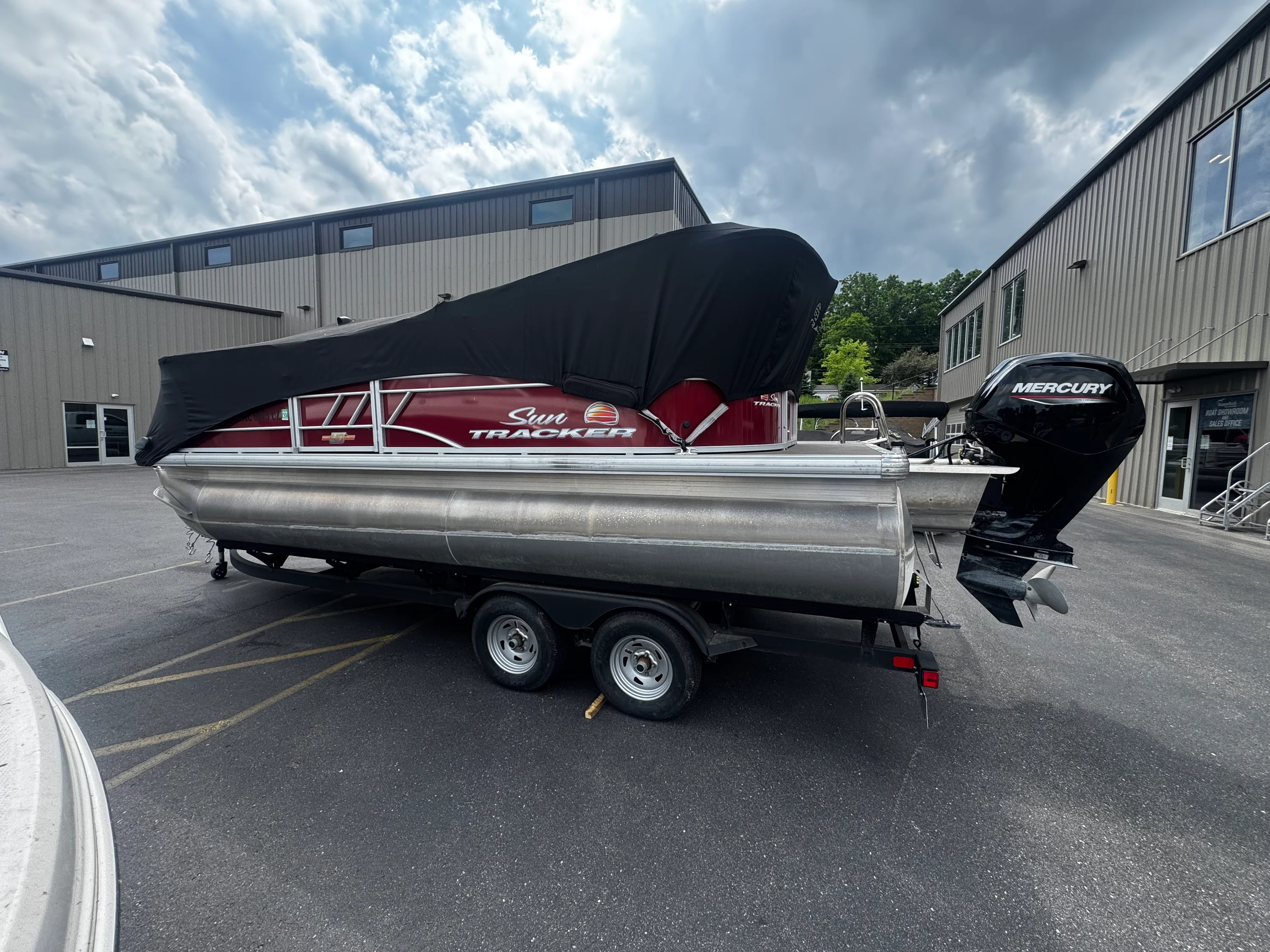 2023 Tracker PARTY BARGE 20 DLX Image Thumbnail #1