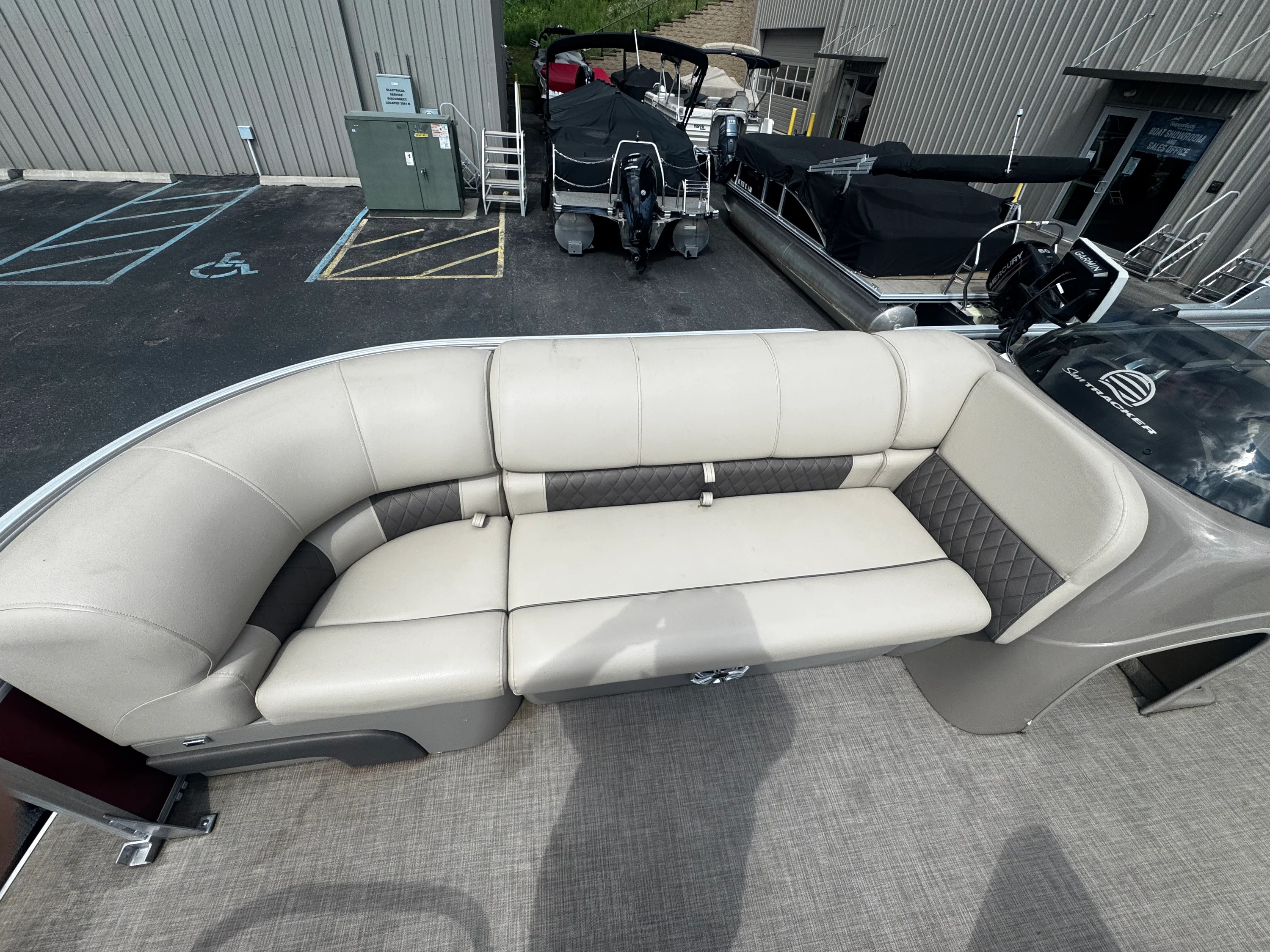 2023 Tracker PARTY BARGE 20 DLX Image Thumbnail #21