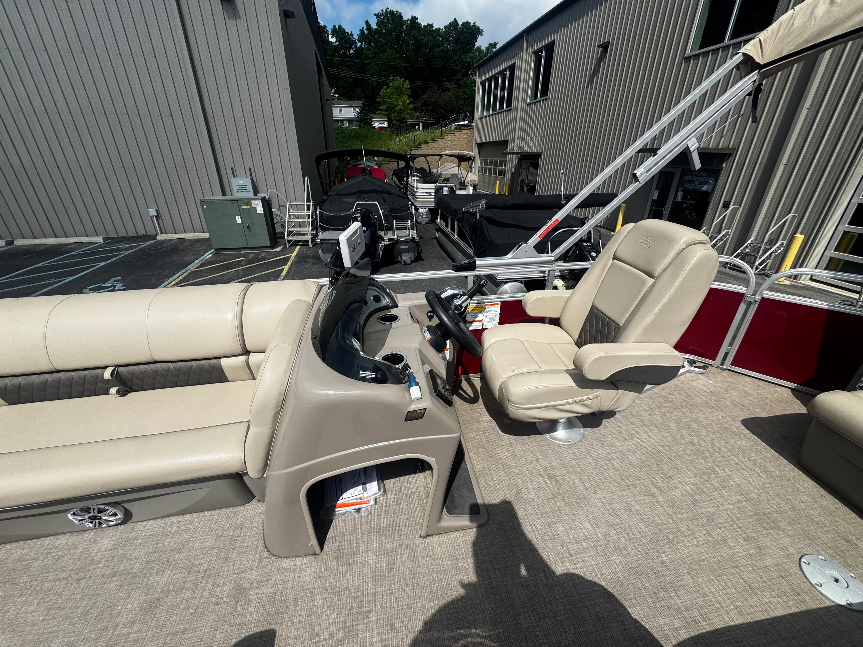 2023 Tracker PARTY BARGE 20 DLX Image Thumbnail #16