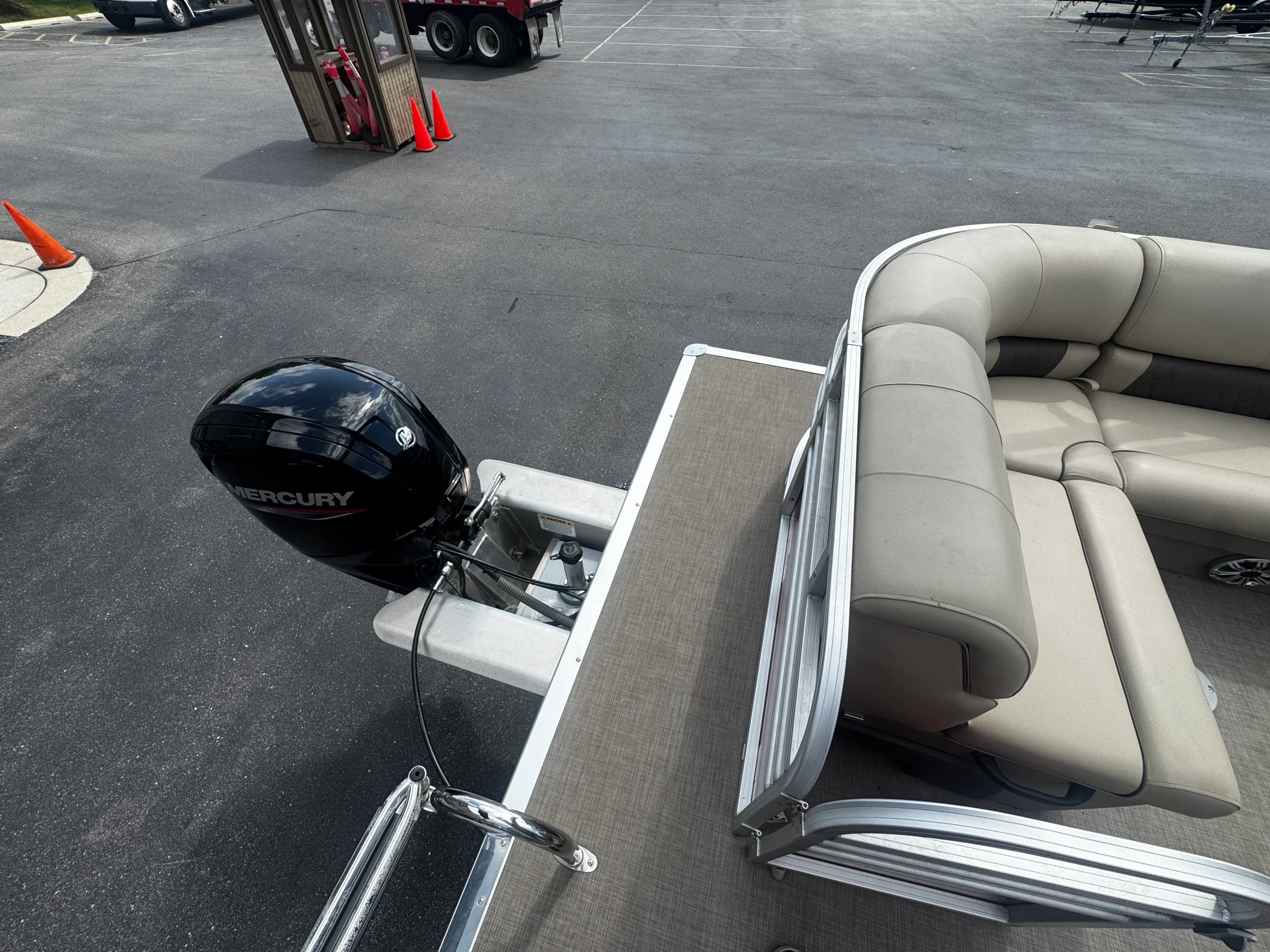 2023 Tracker PARTY BARGE 20 DLX Image Thumbnail #9