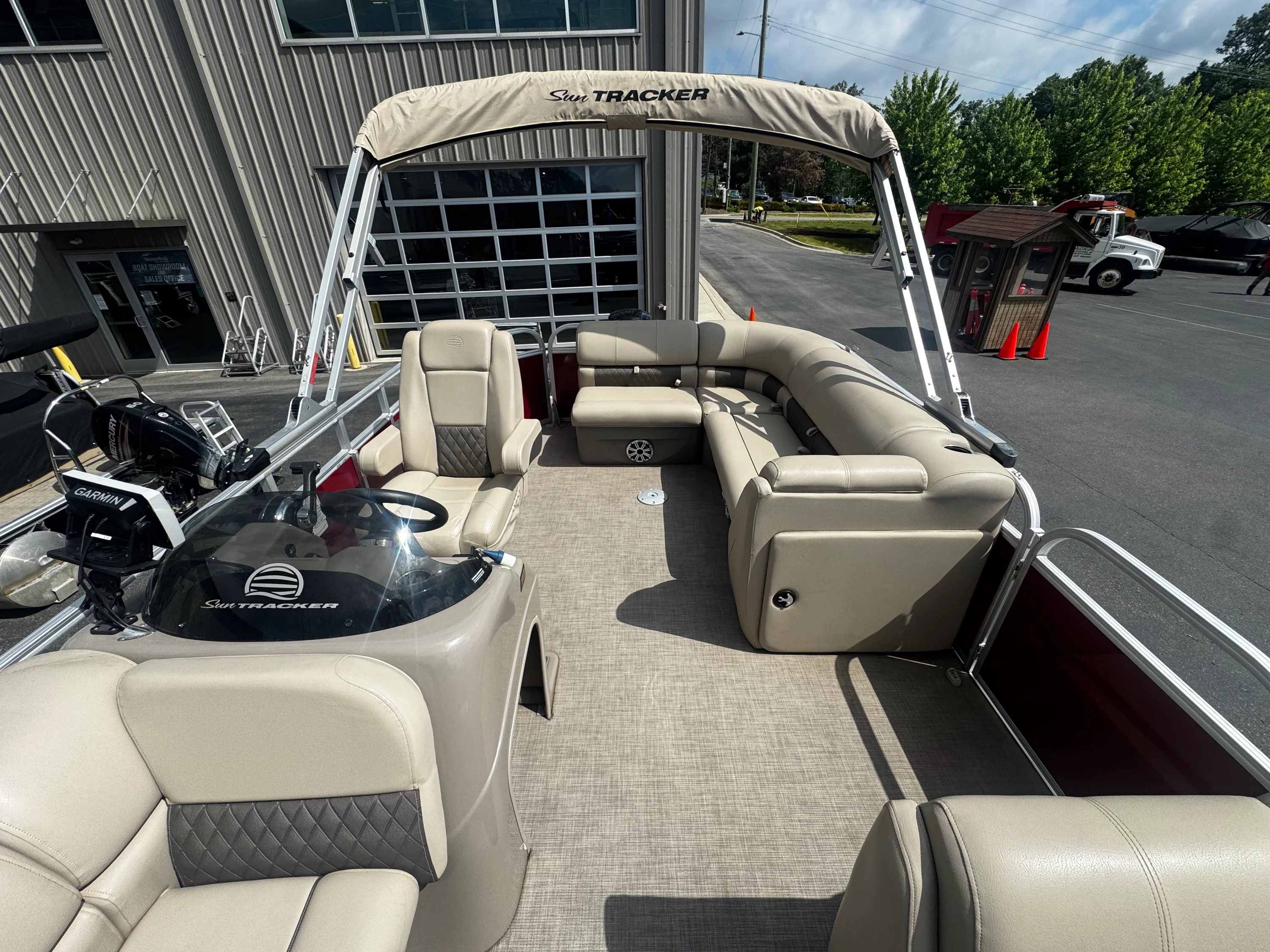 2023 Tracker PARTY BARGE 20 DLX Image Thumbnail #19