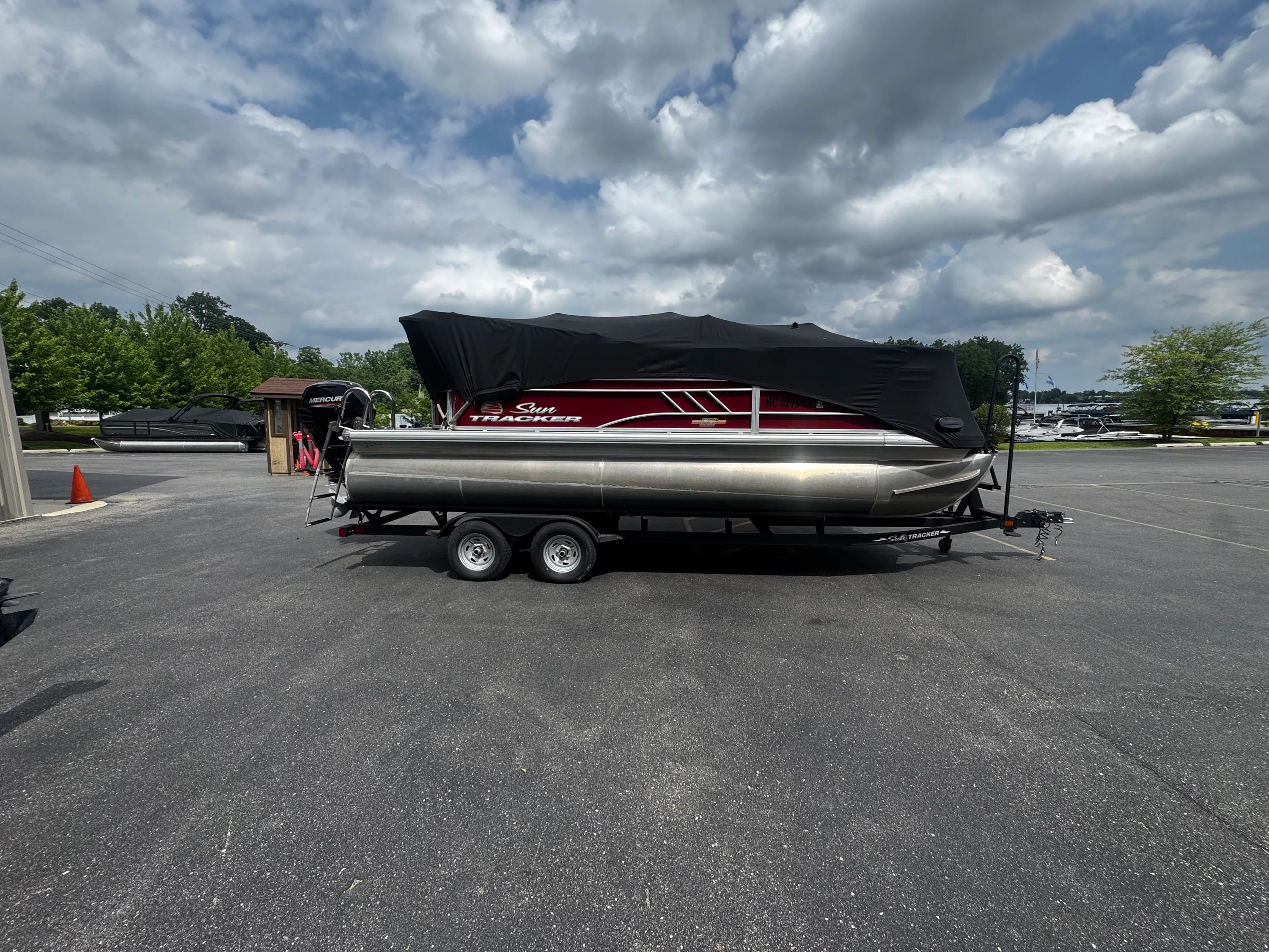 2023 Tracker PARTY BARGE 20 DLX Image Thumbnail #3