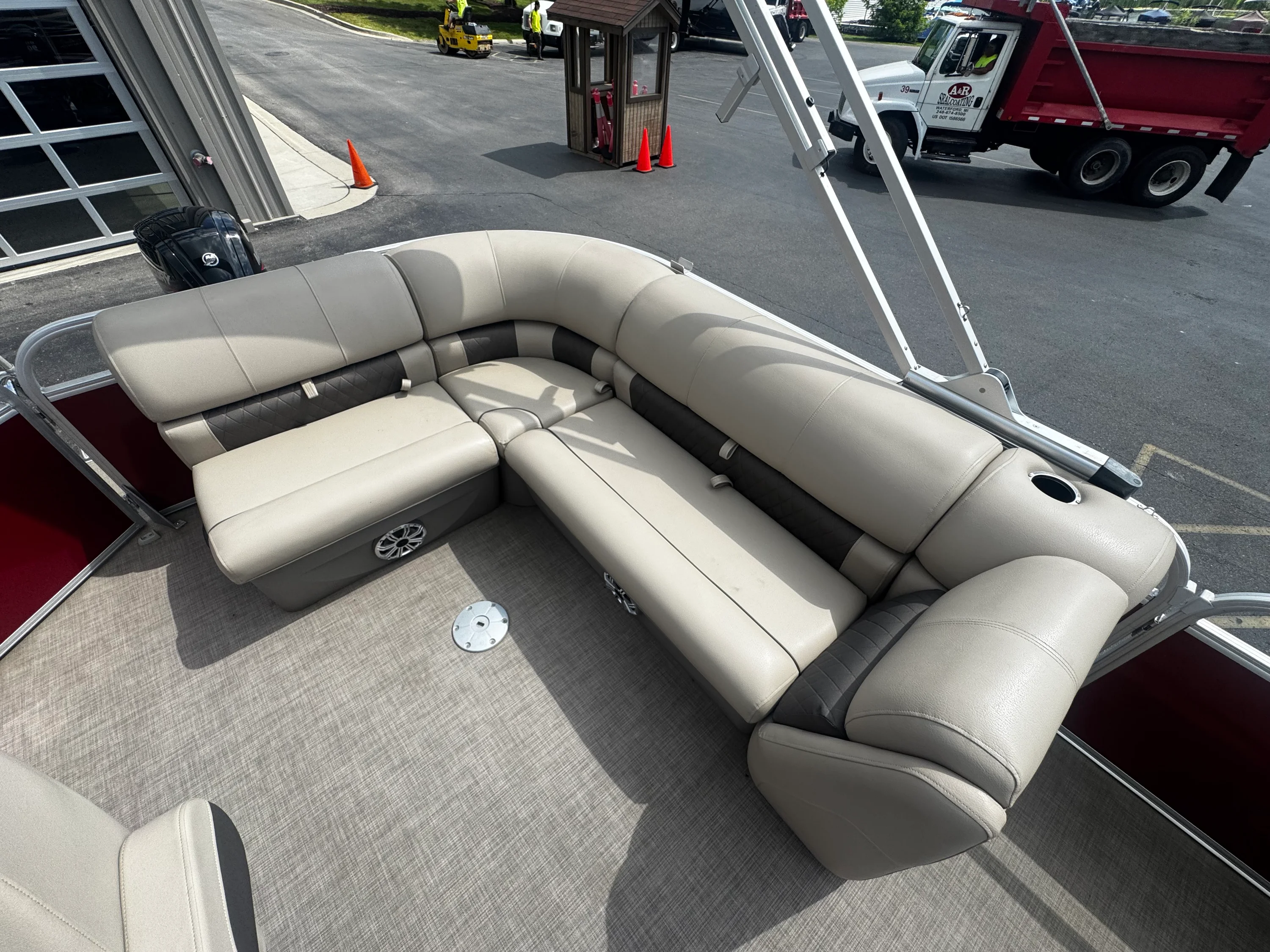 2023 Tracker PARTY BARGE 20 DLX Image Thumbnail #11