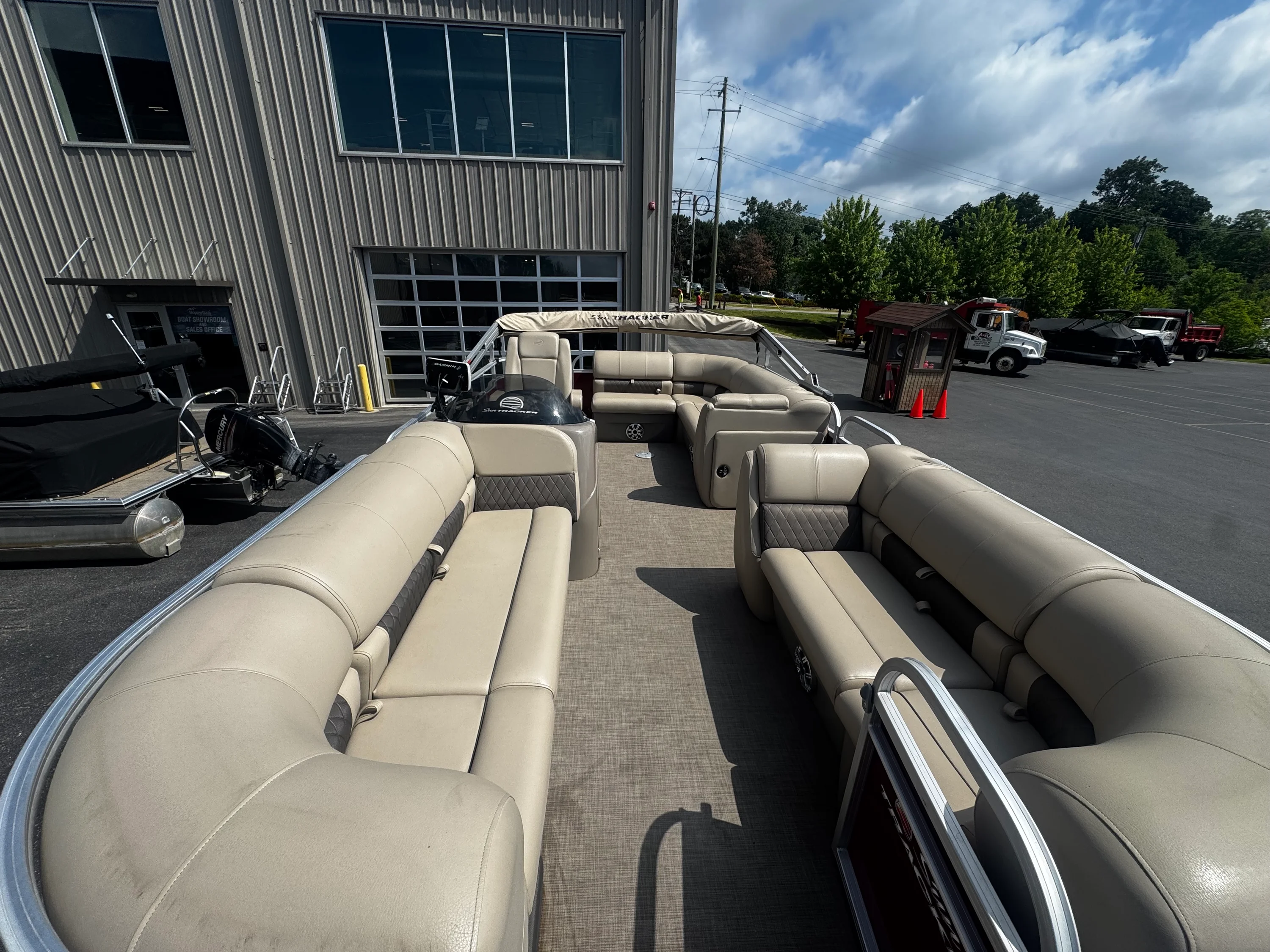 2023 Tracker PARTY BARGE 20 DLX Image Thumbnail #23