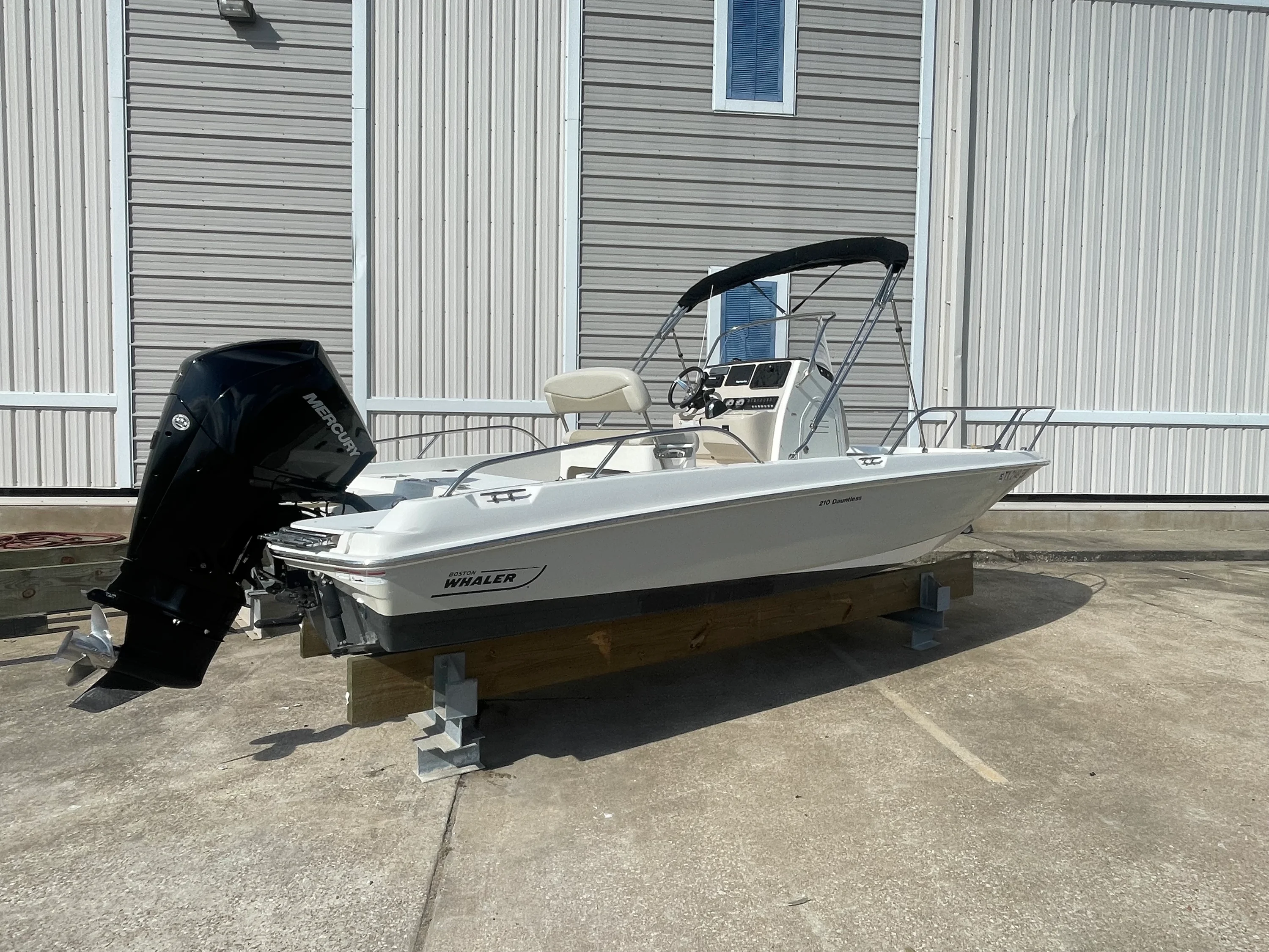 2019 Boston Whaler 210 DAUNTLESS Image Thumbnail #2