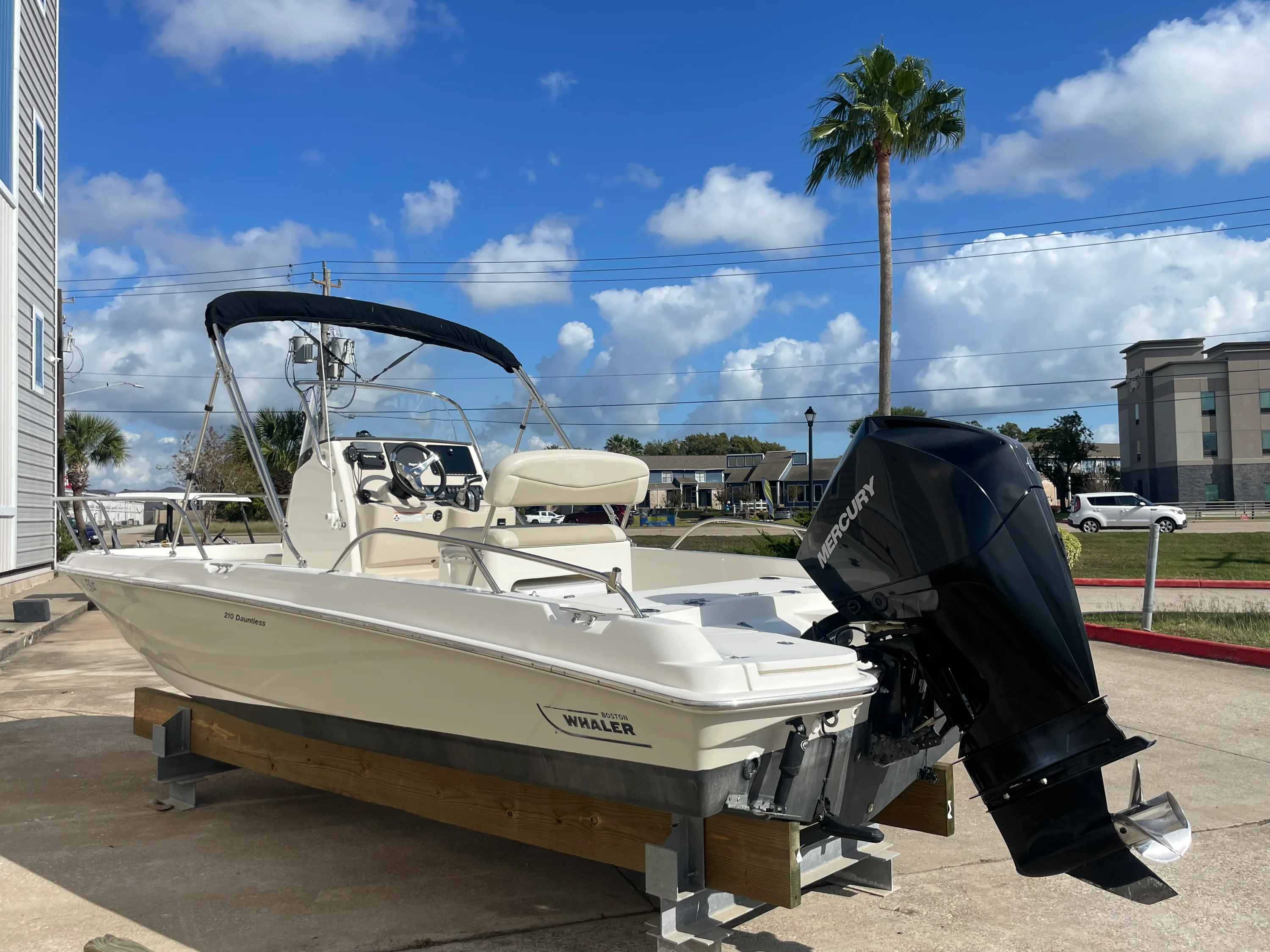 2019 Boston Whaler 210 DAUNTLESS Image Thumbnail #4