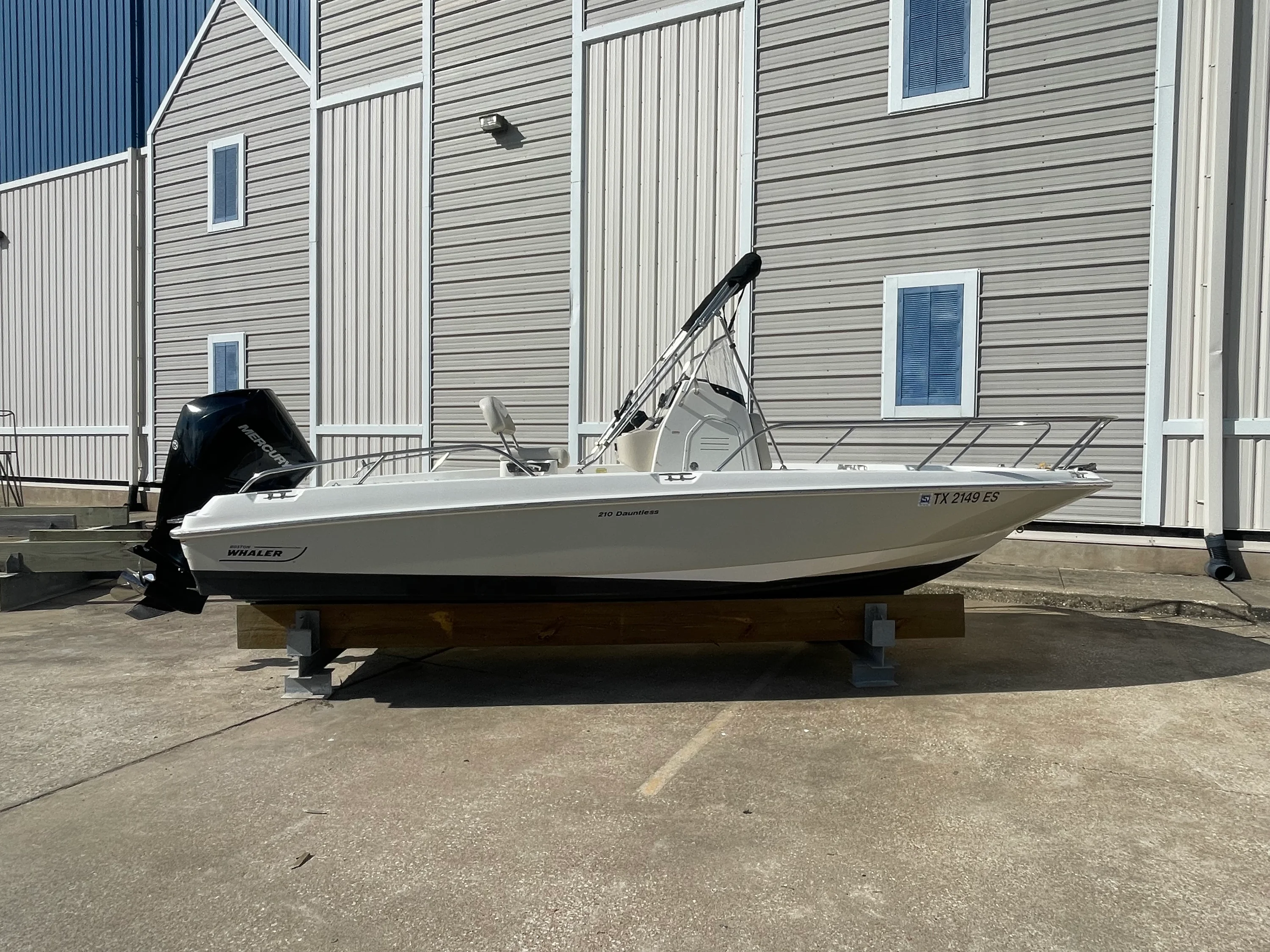 2019 Boston Whaler 210 DAUNTLESS Image Thumbnail #0