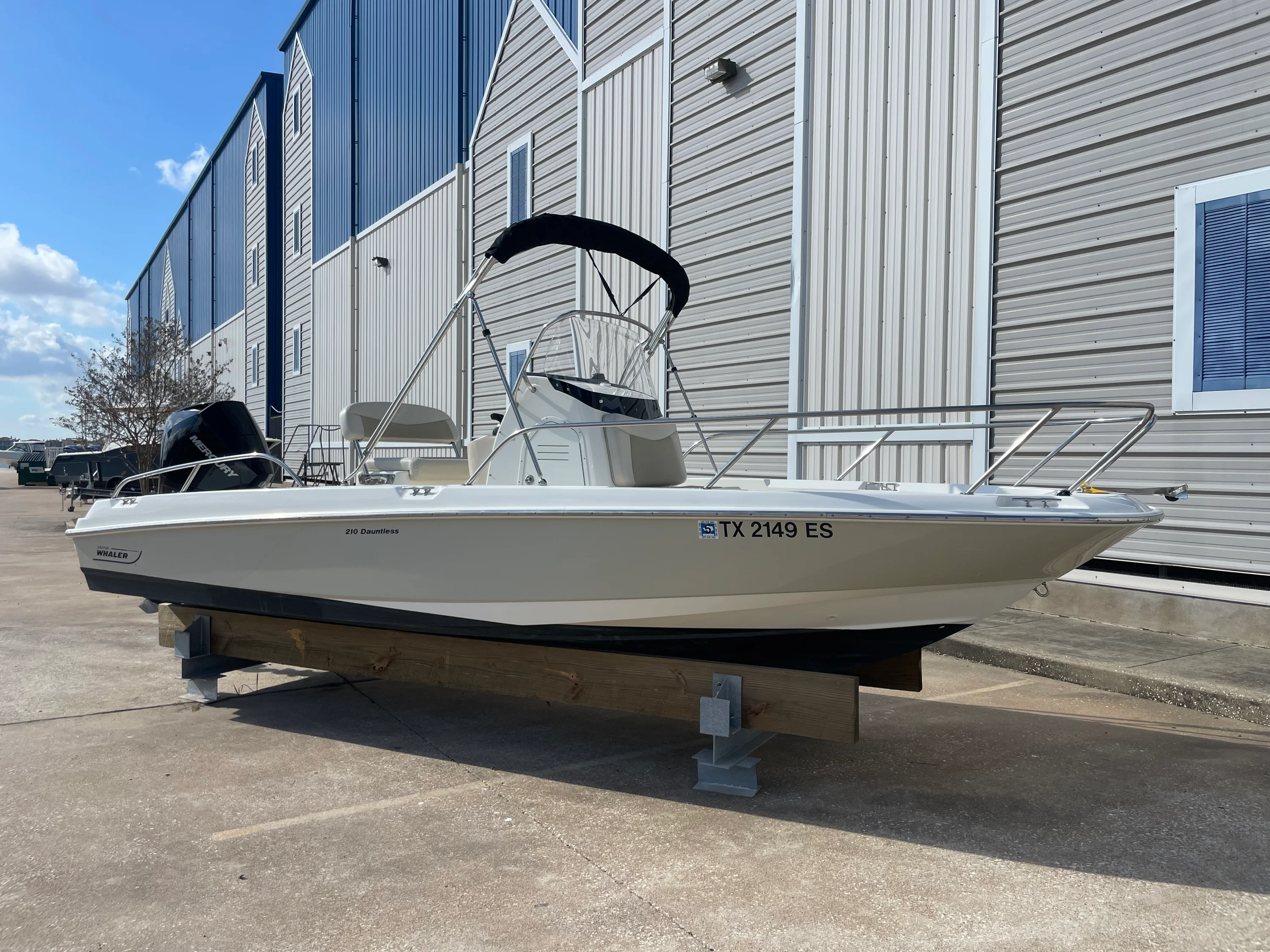 2019 Boston Whaler 210 DAUNTLESS Image Thumbnail #1