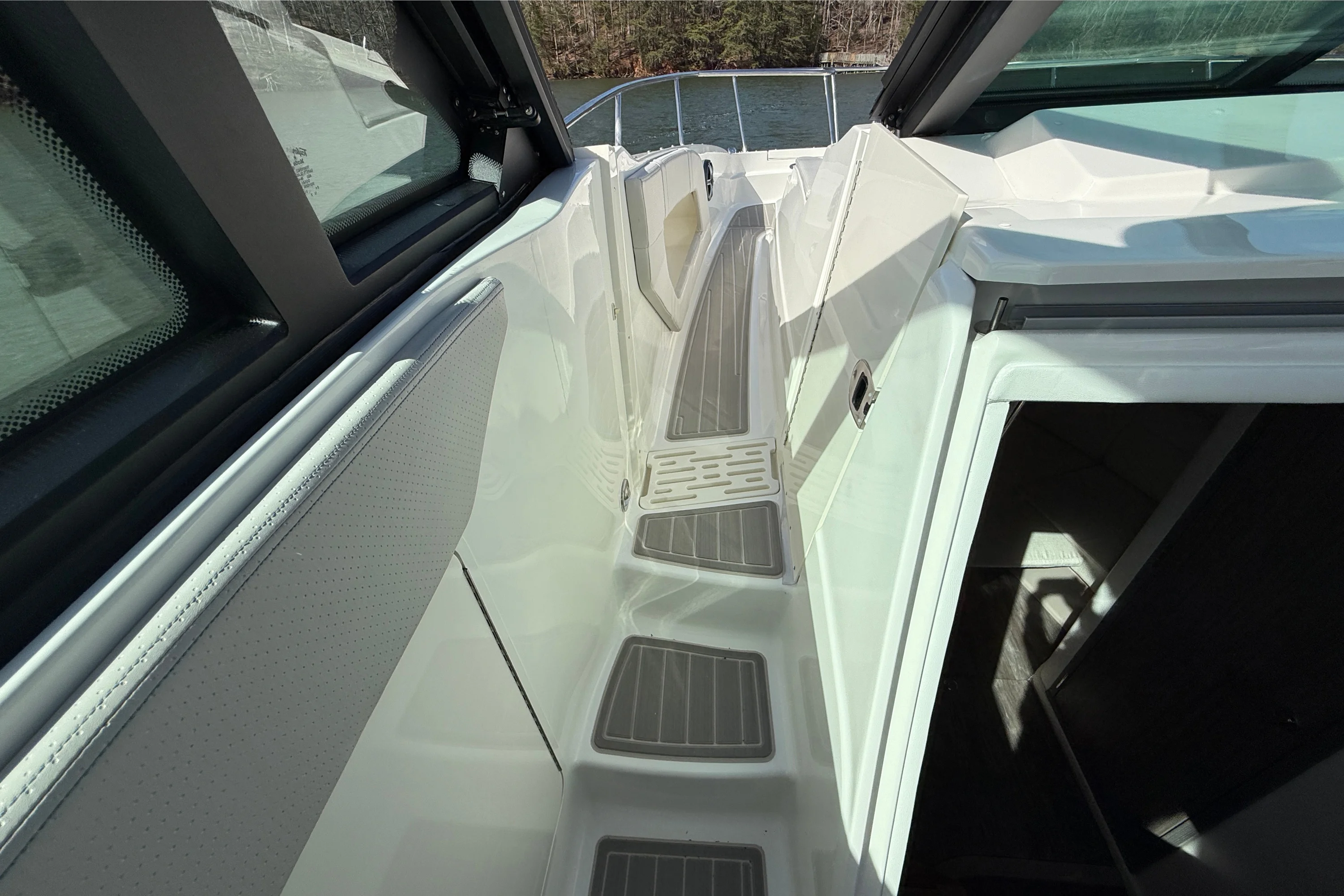 2026 Sea Ray Sundancer 320 Image Thumbnail #51