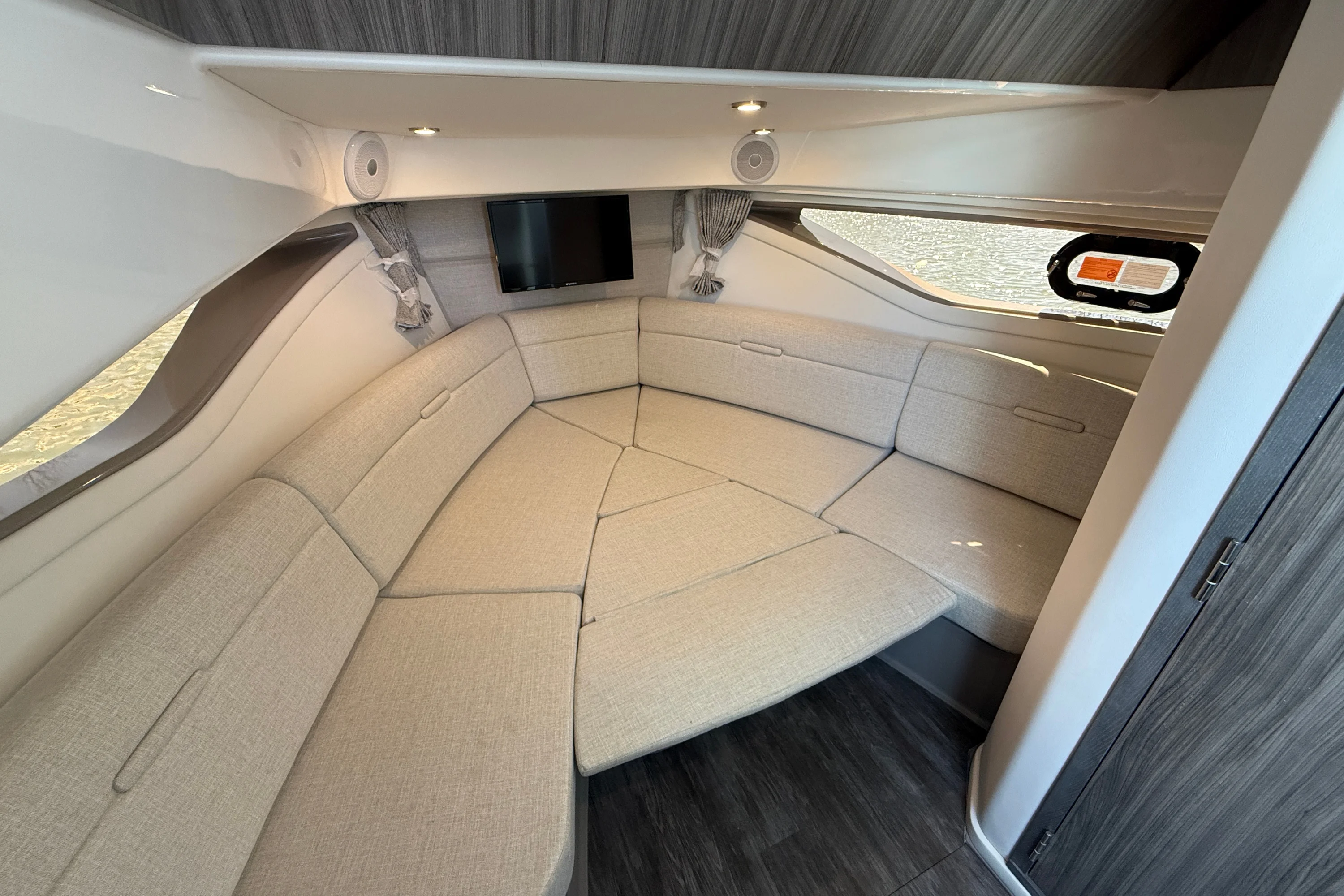 2026 Sea Ray Sundancer 320 Image Thumbnail #38