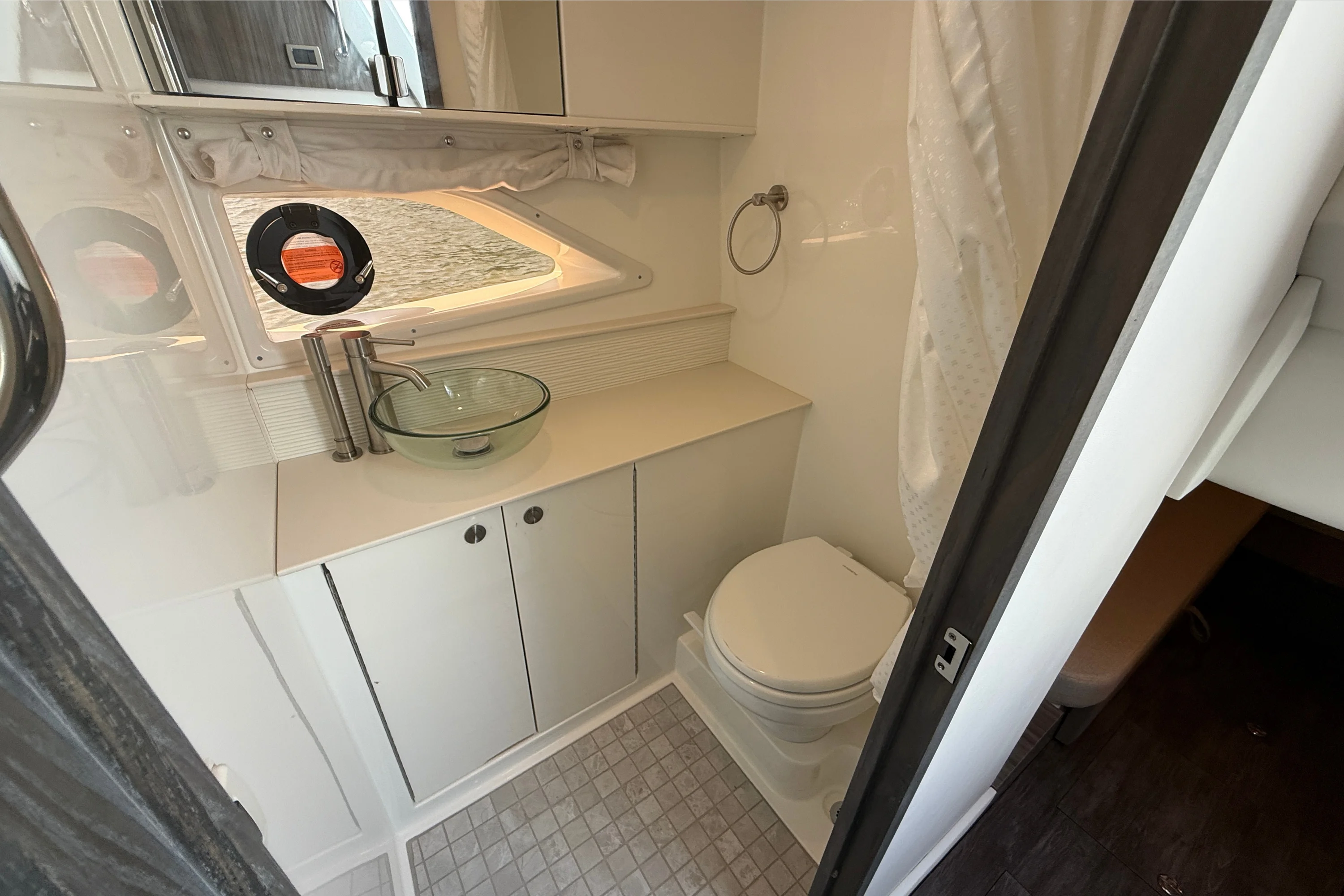 2026 Sea Ray Sundancer 320 Image Thumbnail #43