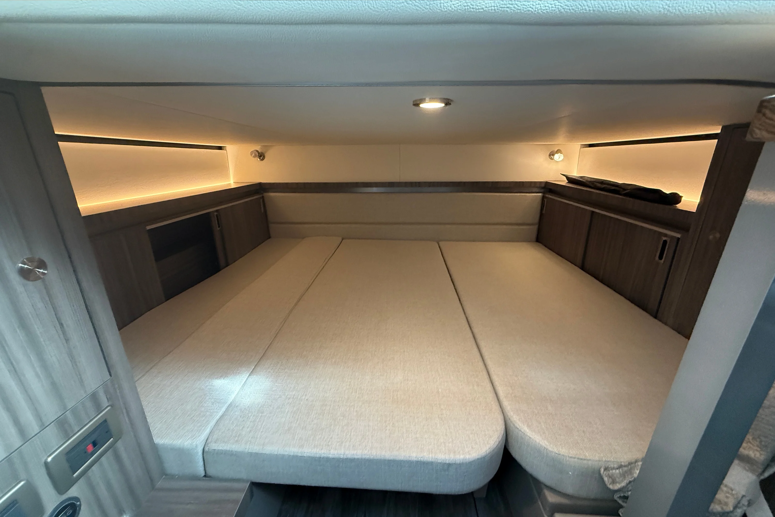 2026 Sea Ray Sundancer 320 Image Thumbnail #50