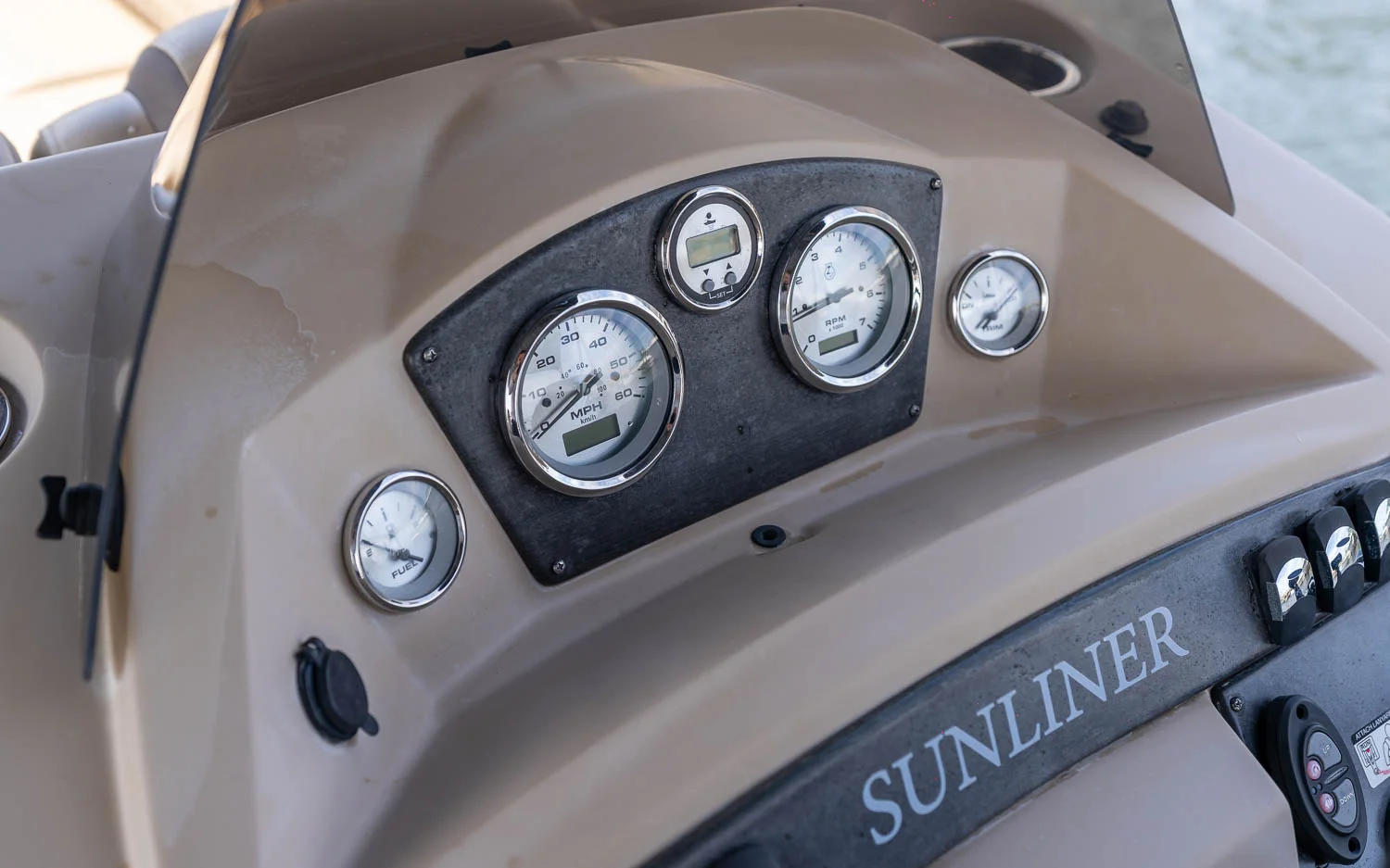 2019 Harris SUNLINER 240 Image Thumbnail #14