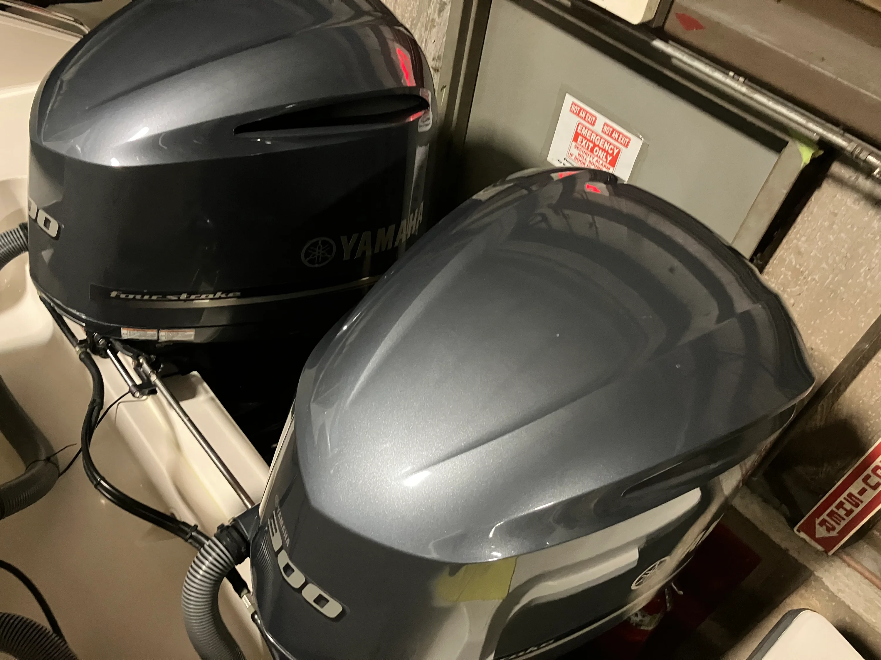 2016 Pursuit DC 325 Dual Console Image Thumbnail #9