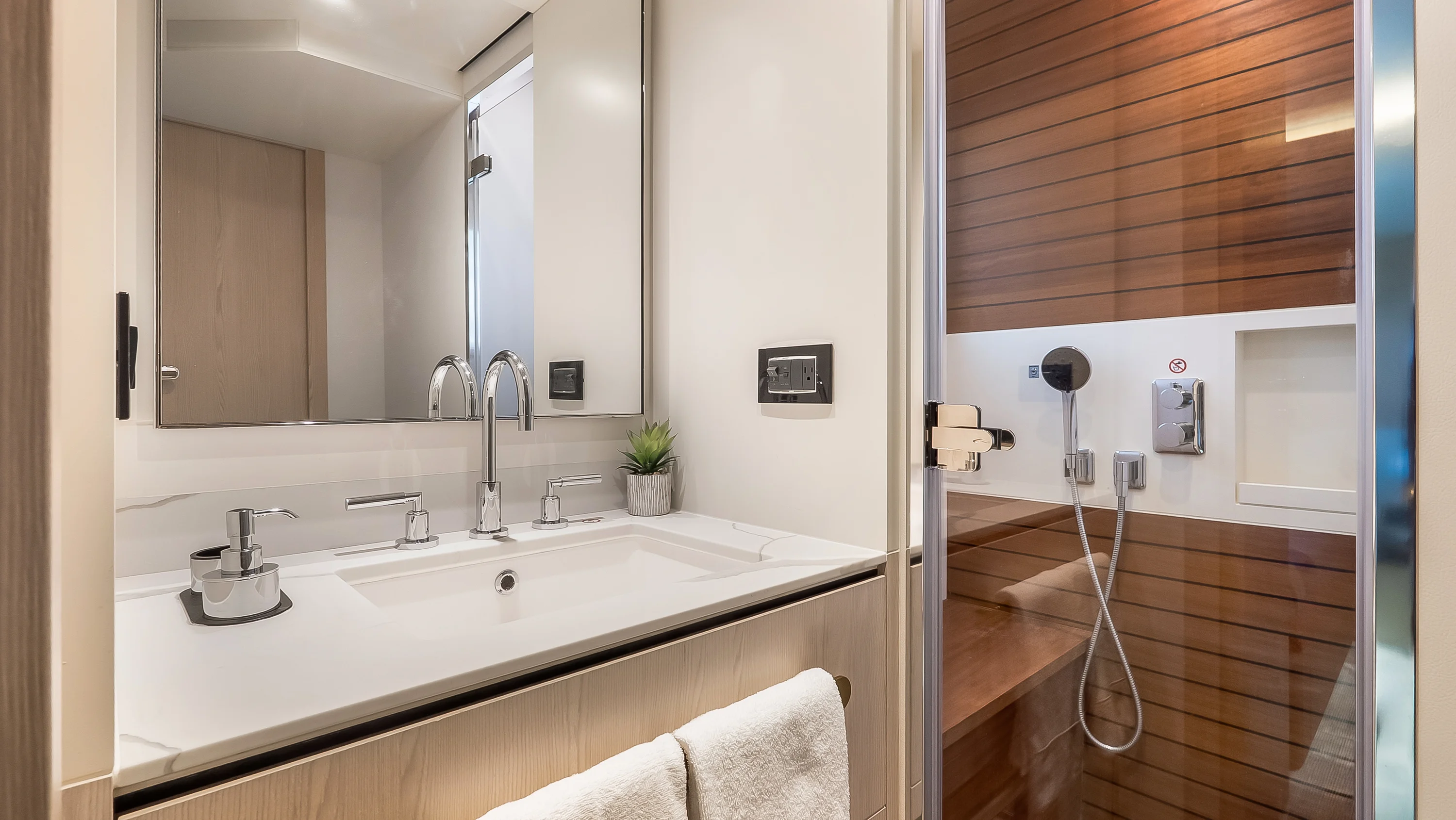 2025 Azimut 78 FLY Image Thumbnail #29