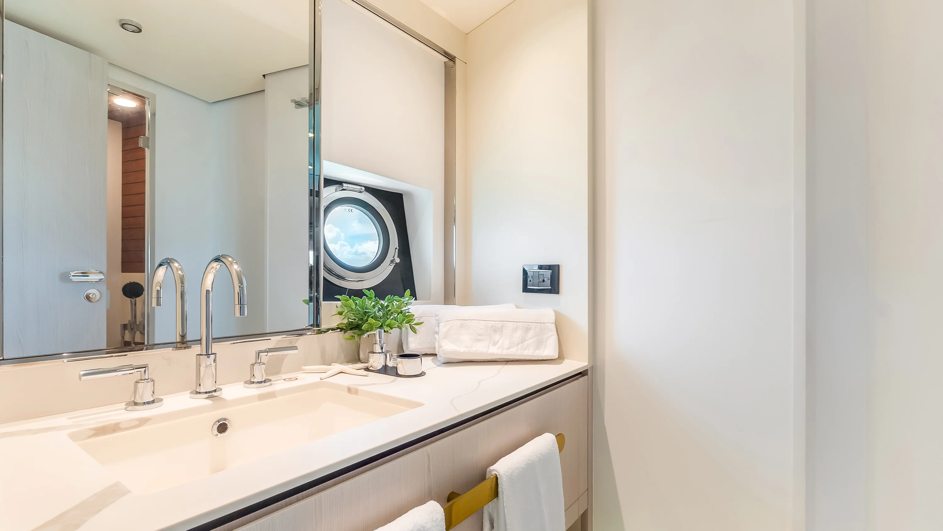 2025 Azimut 78 FLY Image Thumbnail #43