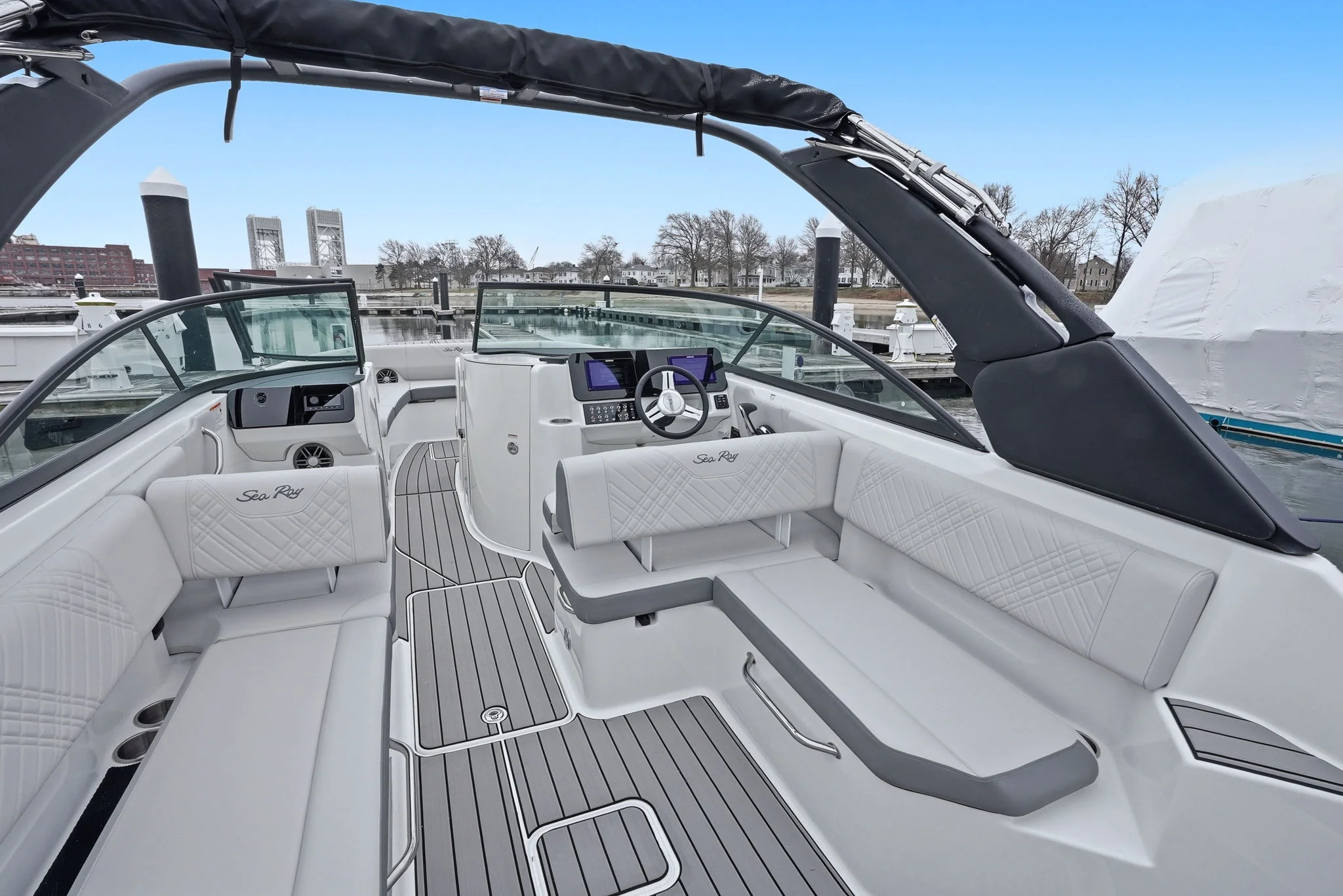 2026 Sea Ray SDX 270 Outboard Image Thumbnail #9