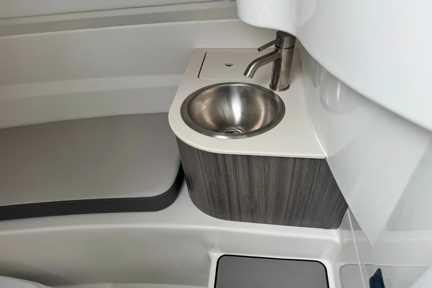 2026 Sea Ray SDX 250 Outboard Image Thumbnail #24