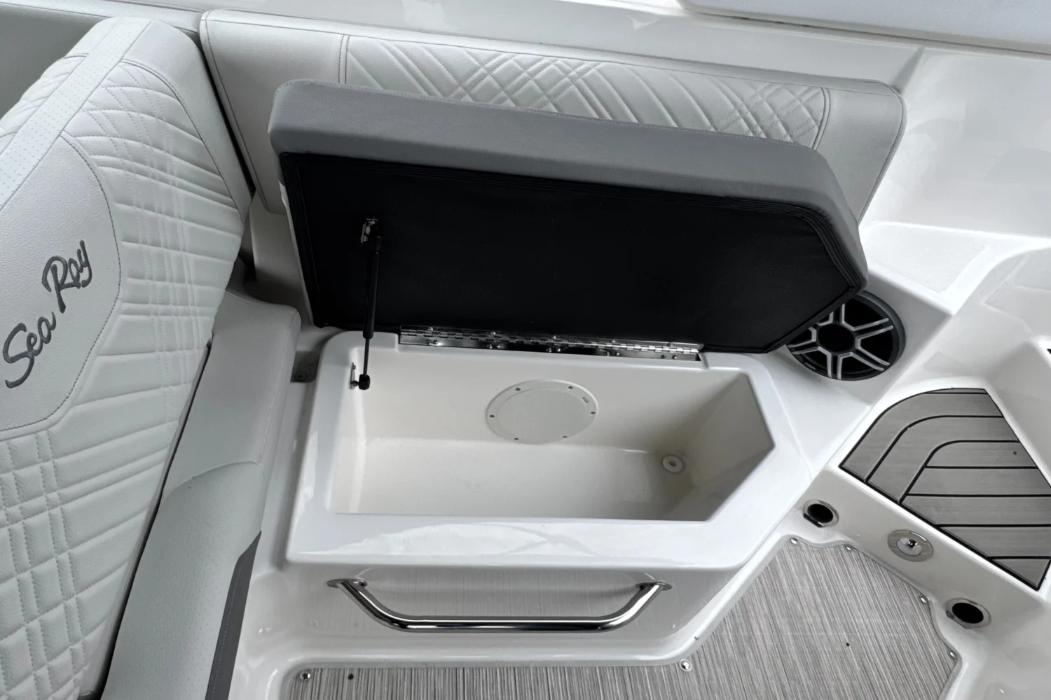 2026 Sea Ray SDX 250 Outboard Image Thumbnail #10