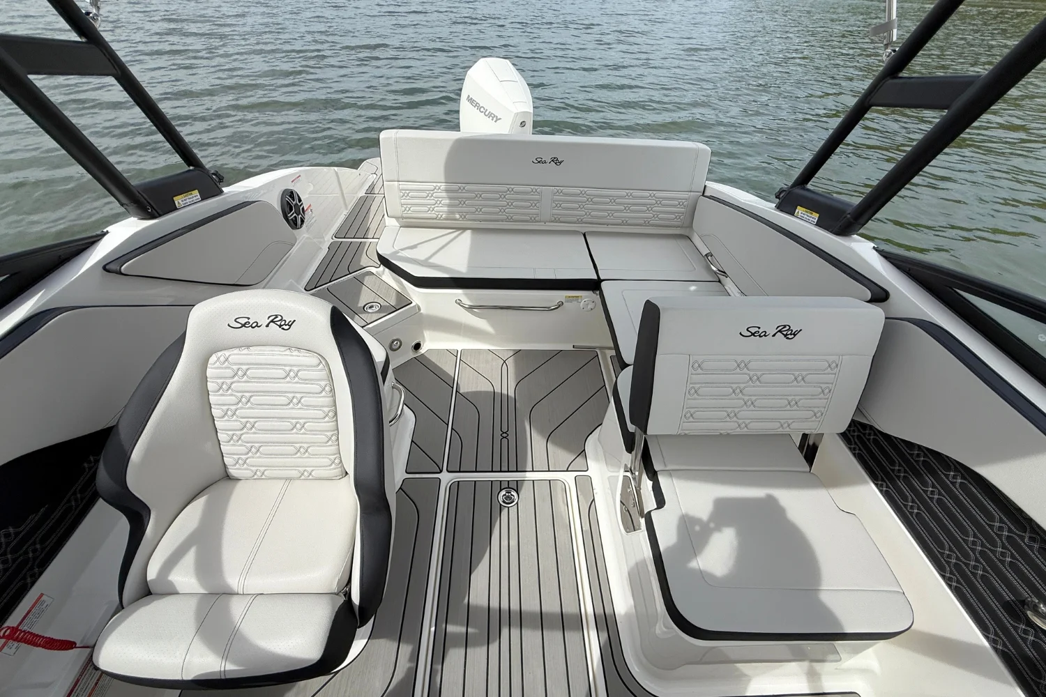 2026 Sea Ray SPX 210 Outboard Image Thumbnail #18