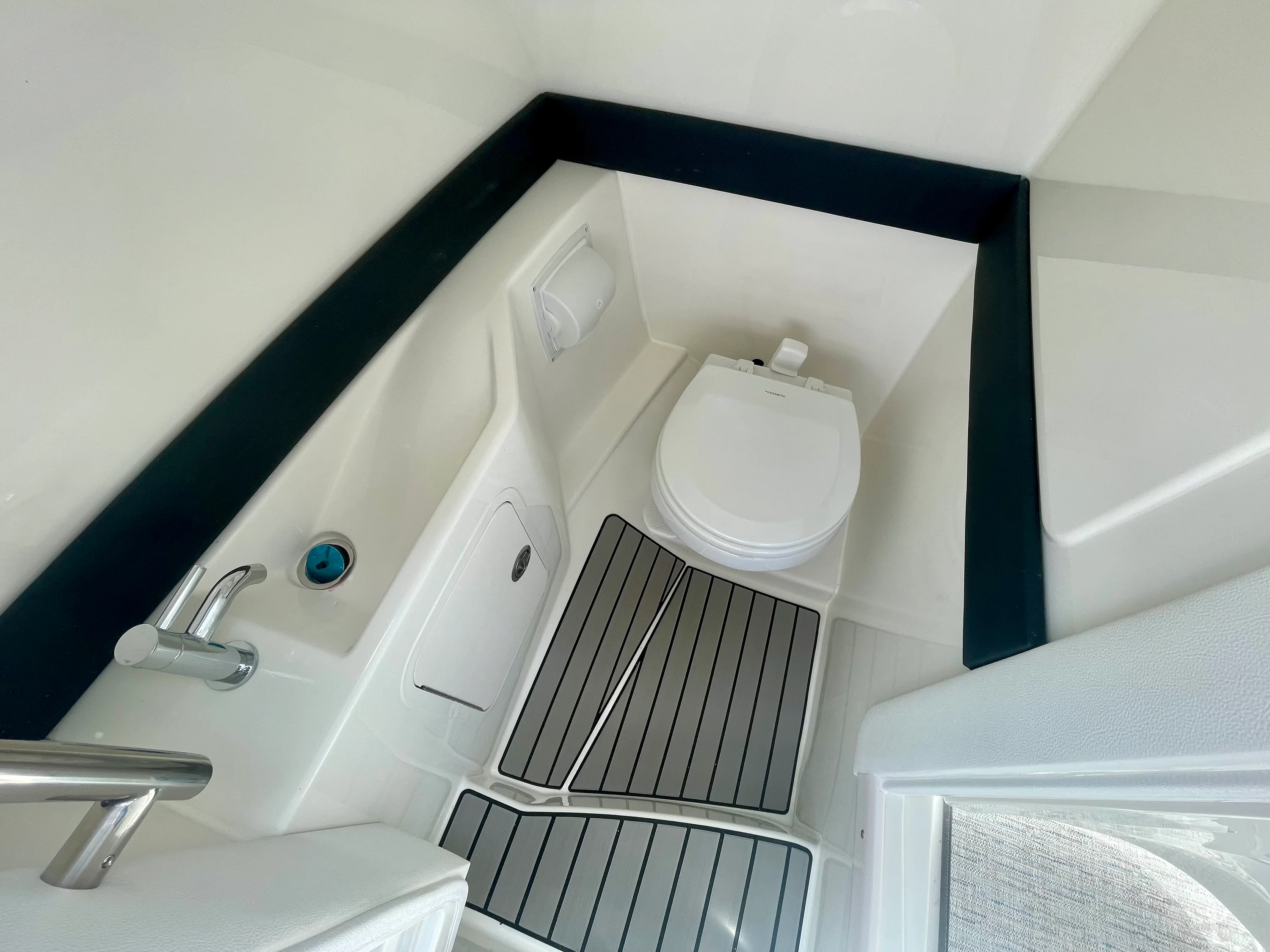 2026 Sea Ray SLX 260 Outboard Image Thumbnail #15