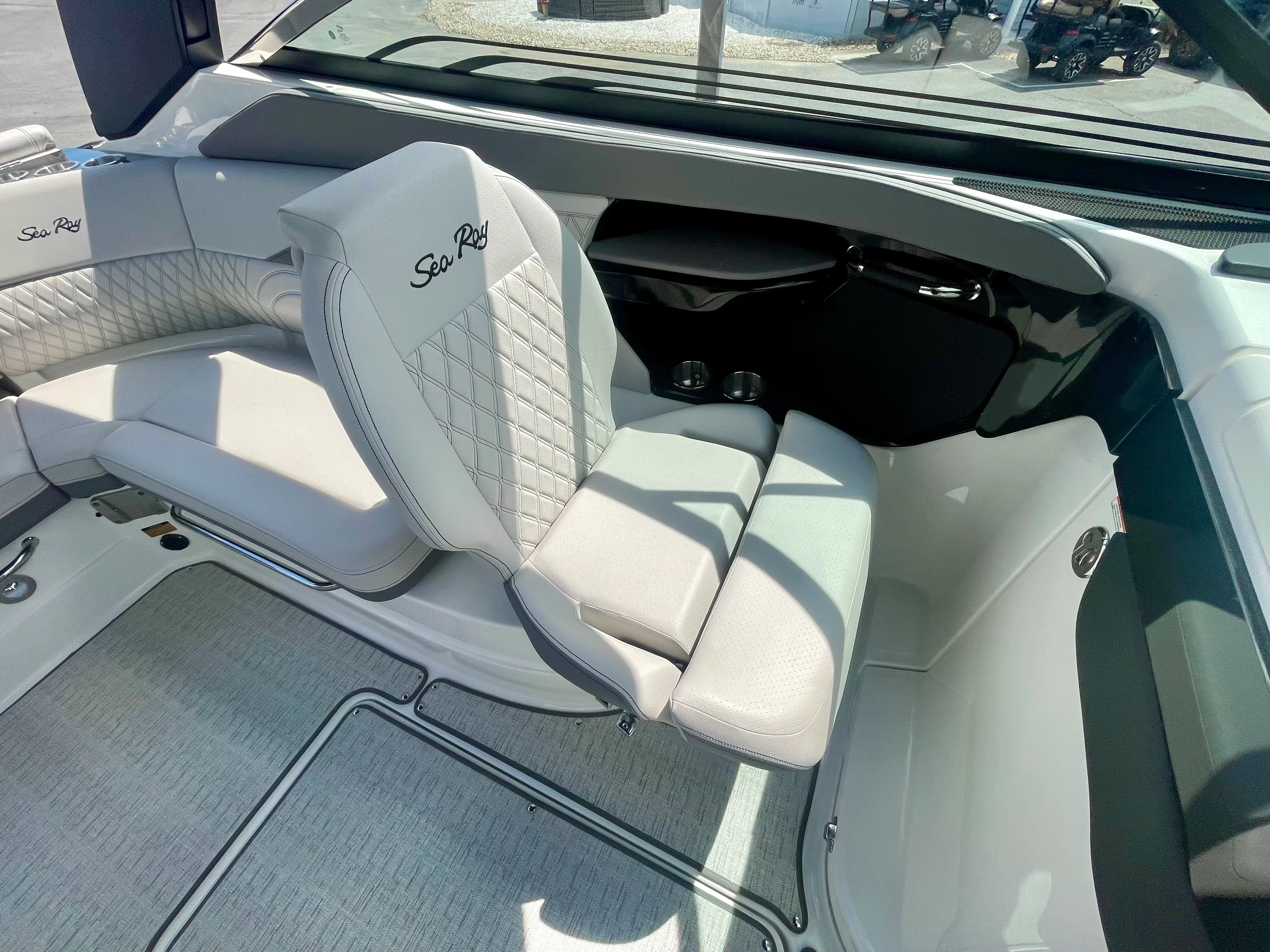 2026 Sea Ray SLX 260 Outboard Image Thumbnail #13