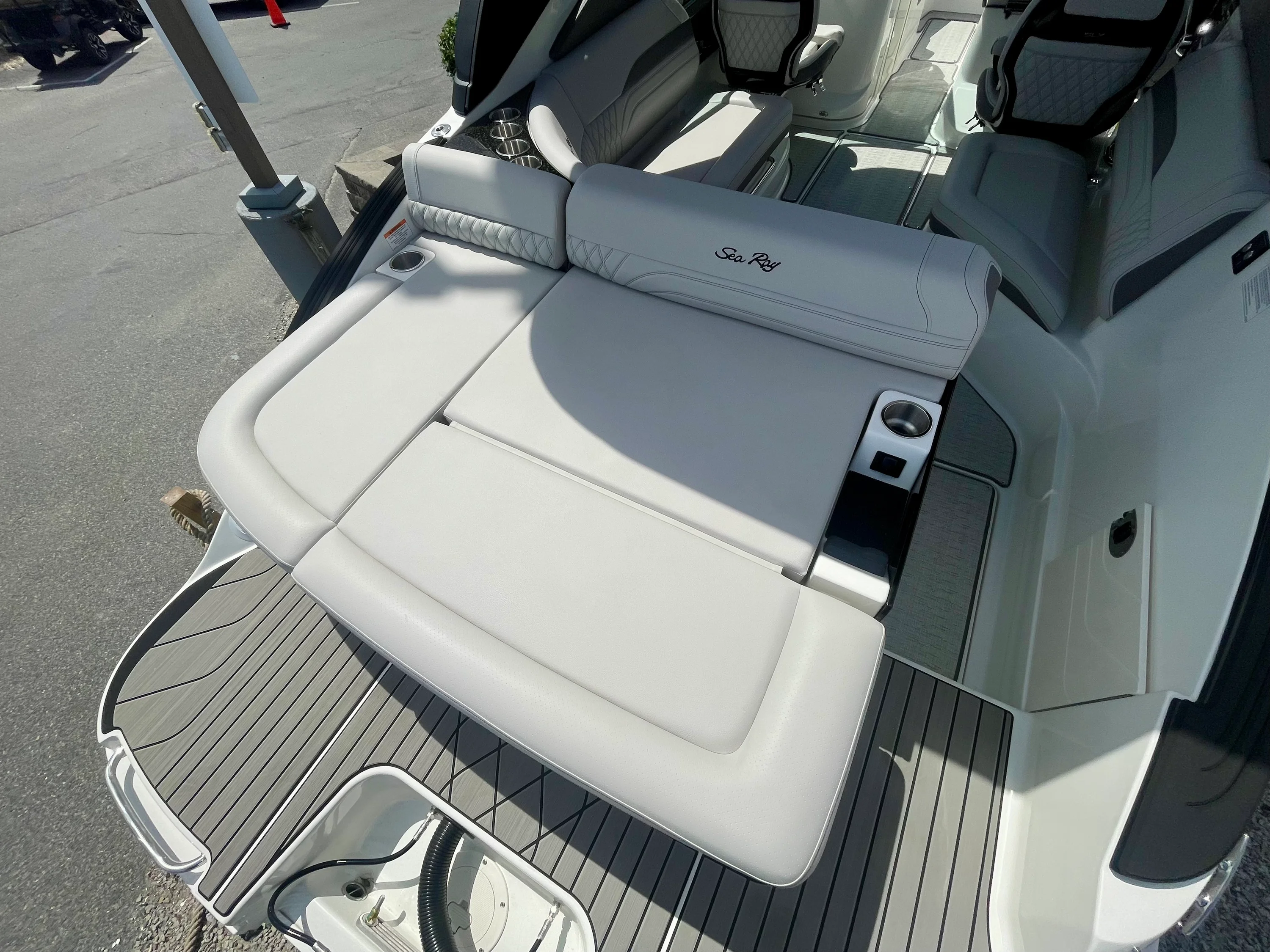 2026 Sea Ray SLX 260 Outboard Image Thumbnail #2