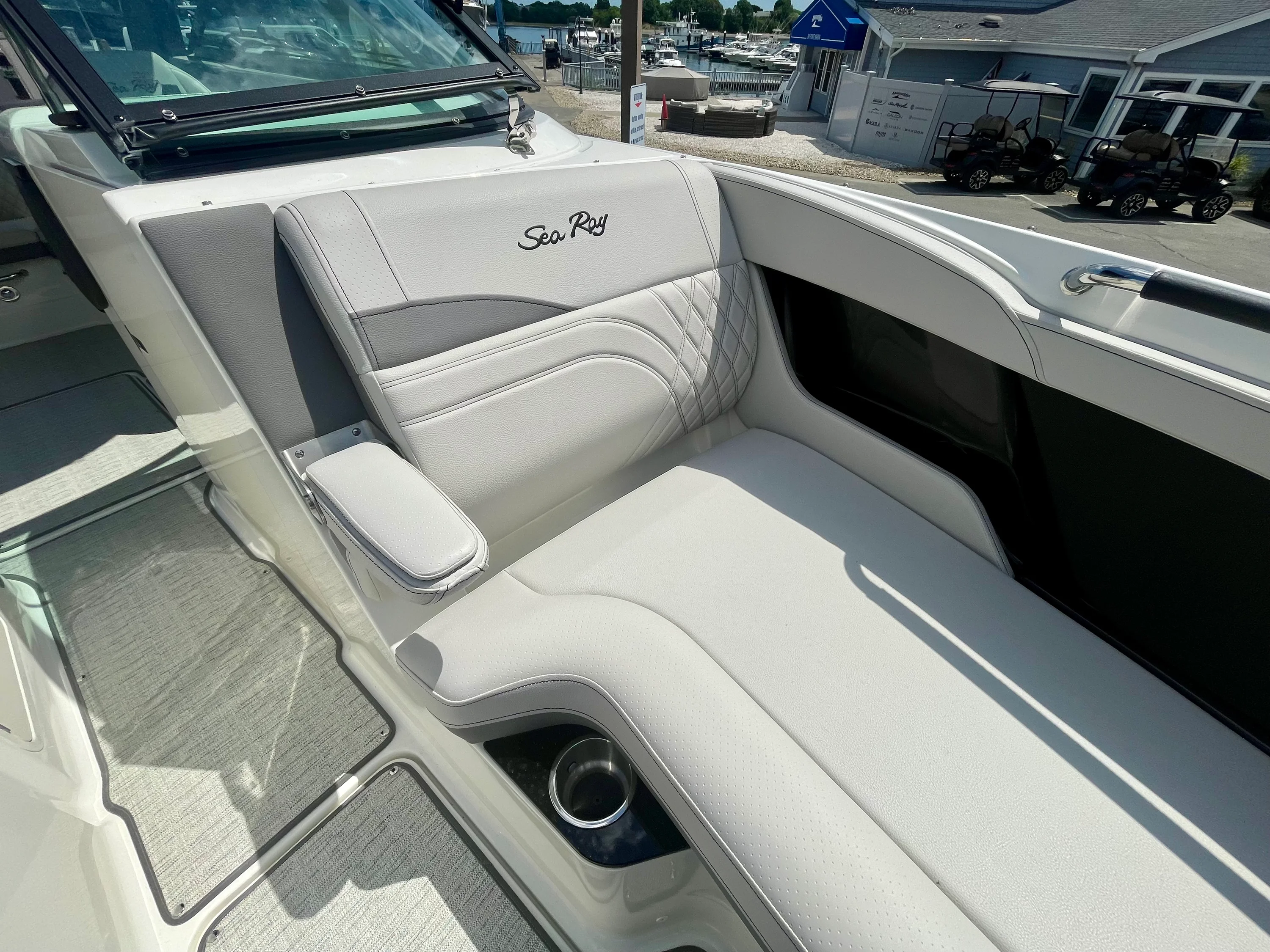 2026 Sea Ray SLX 260 Outboard Image Thumbnail #17