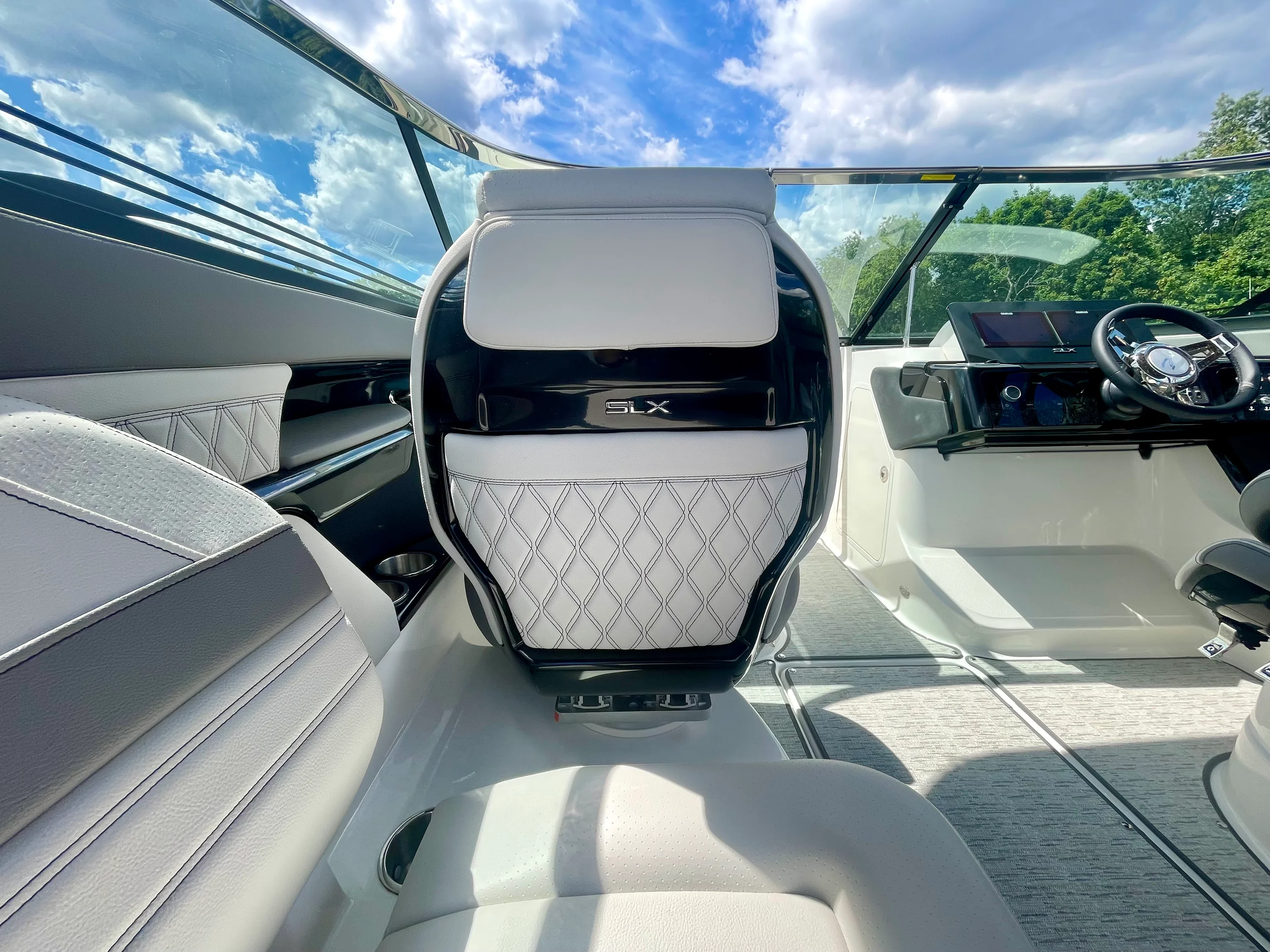2026 Sea Ray SLX 260 Outboard Image Thumbnail #9