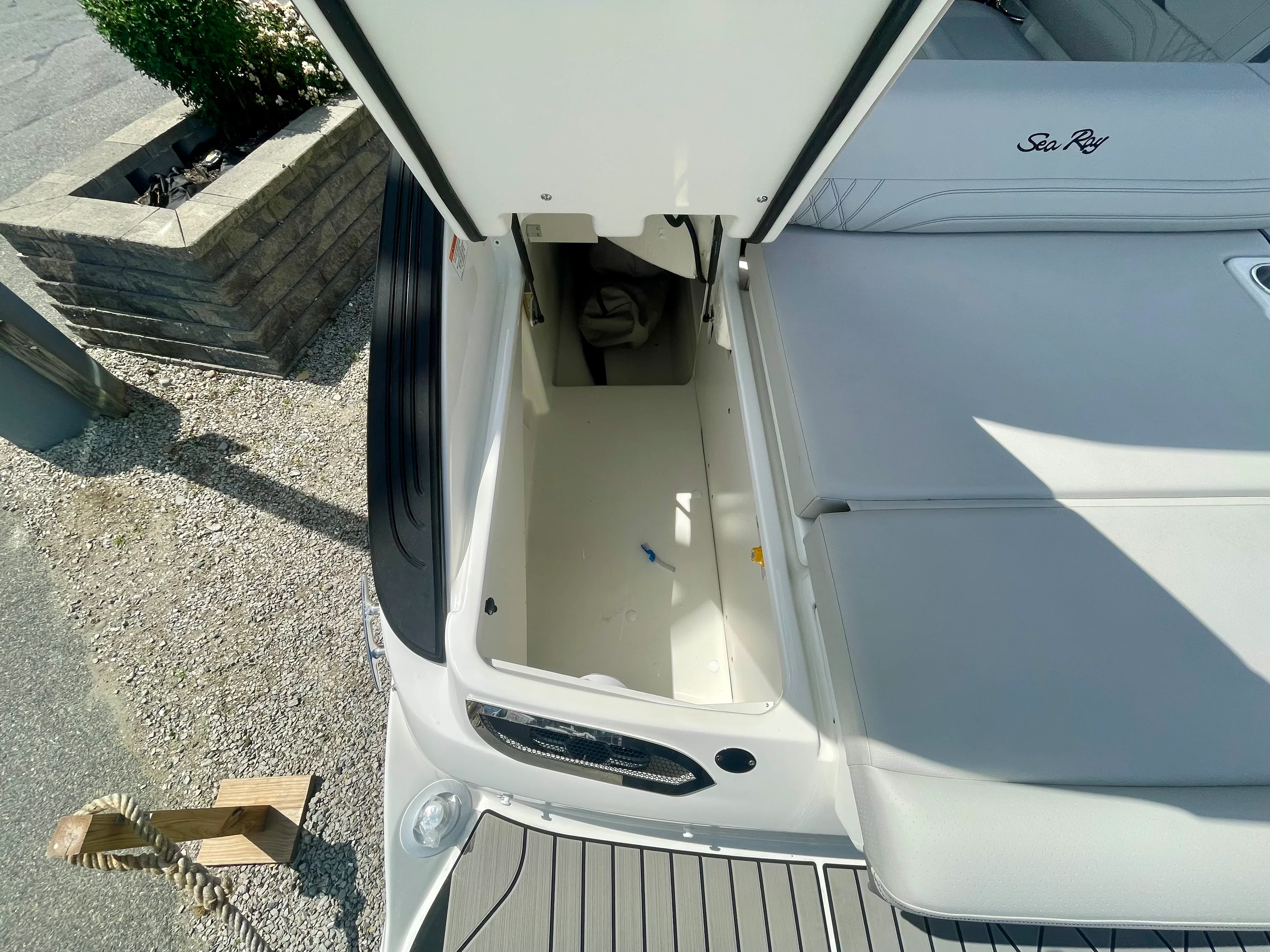 2026 Sea Ray SLX 260 Outboard Image Thumbnail #3