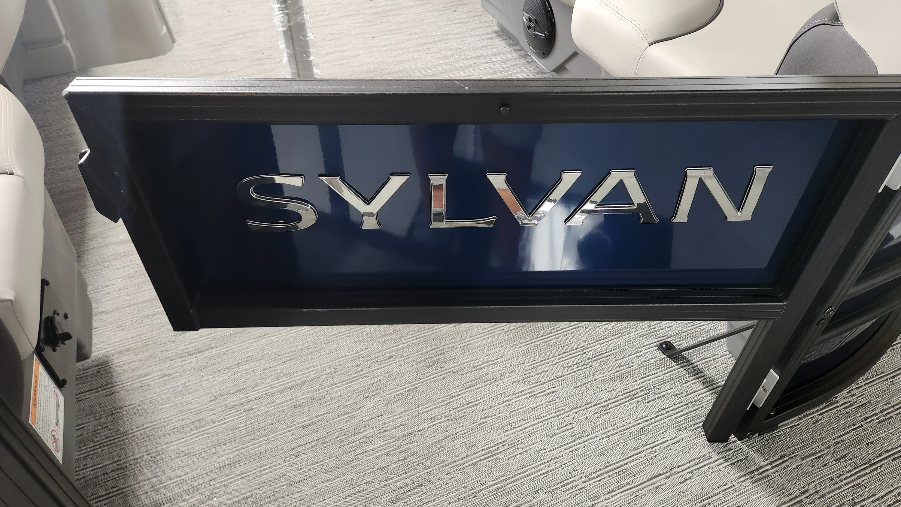 2026 Sylvan Mirage 8520 Party Fish Image Thumbnail #8