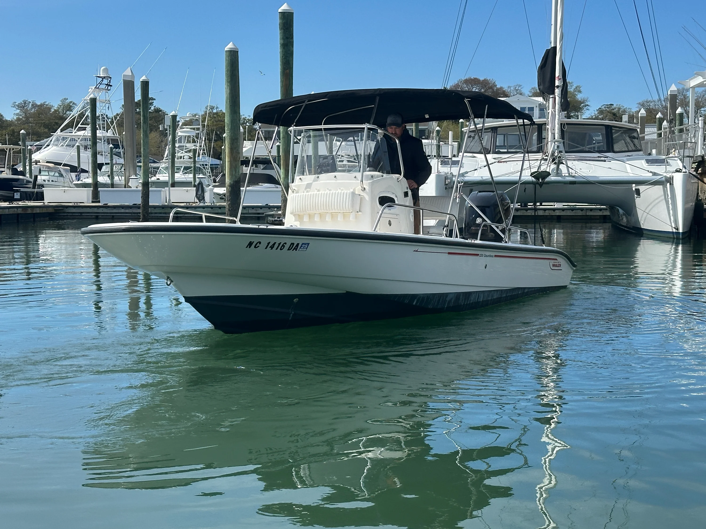 2005 Boston Whaler 220 DAUNTLESS Image Thumbnail #1