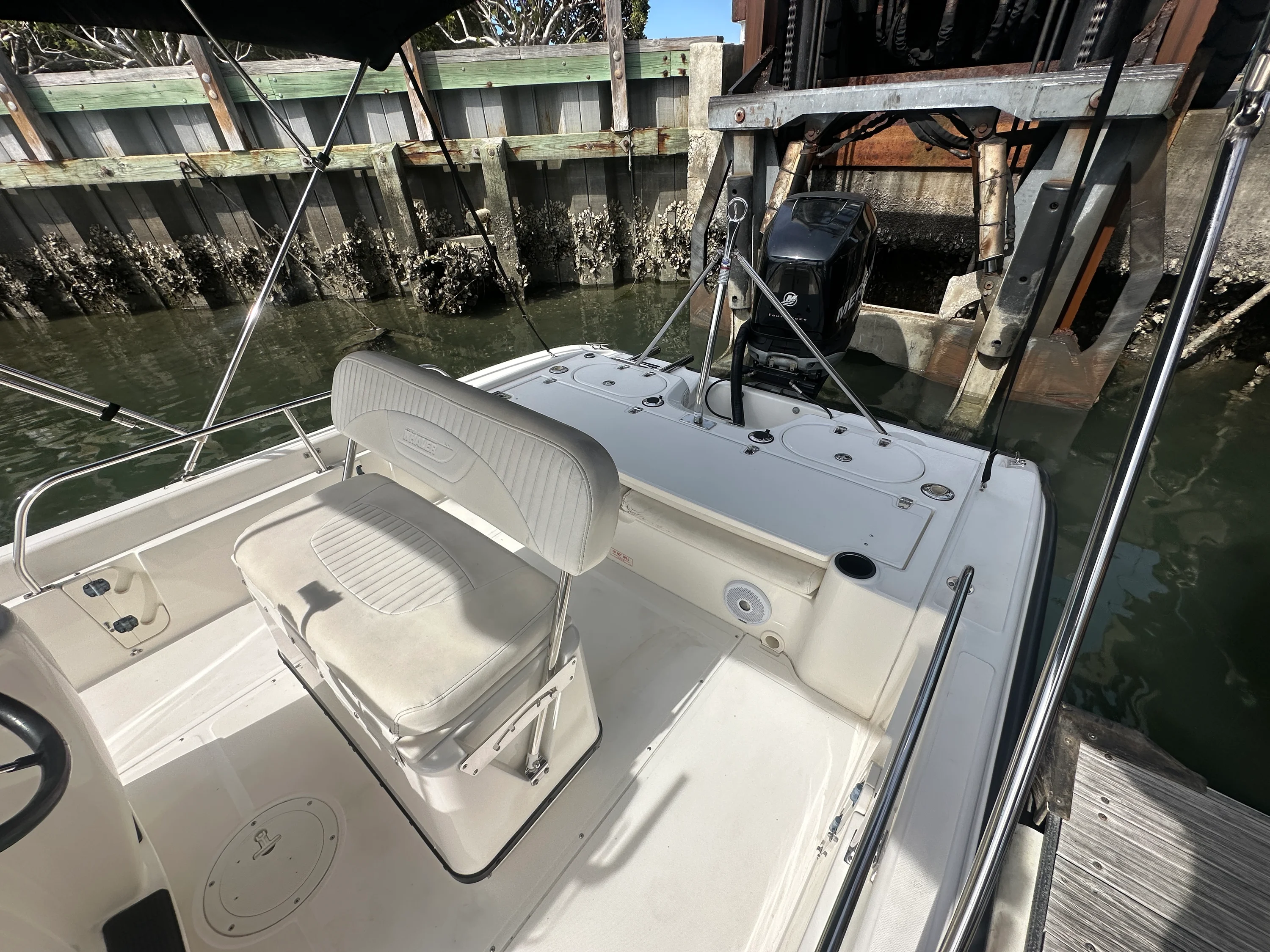 2005 Boston Whaler 220 DAUNTLESS Image Thumbnail #16