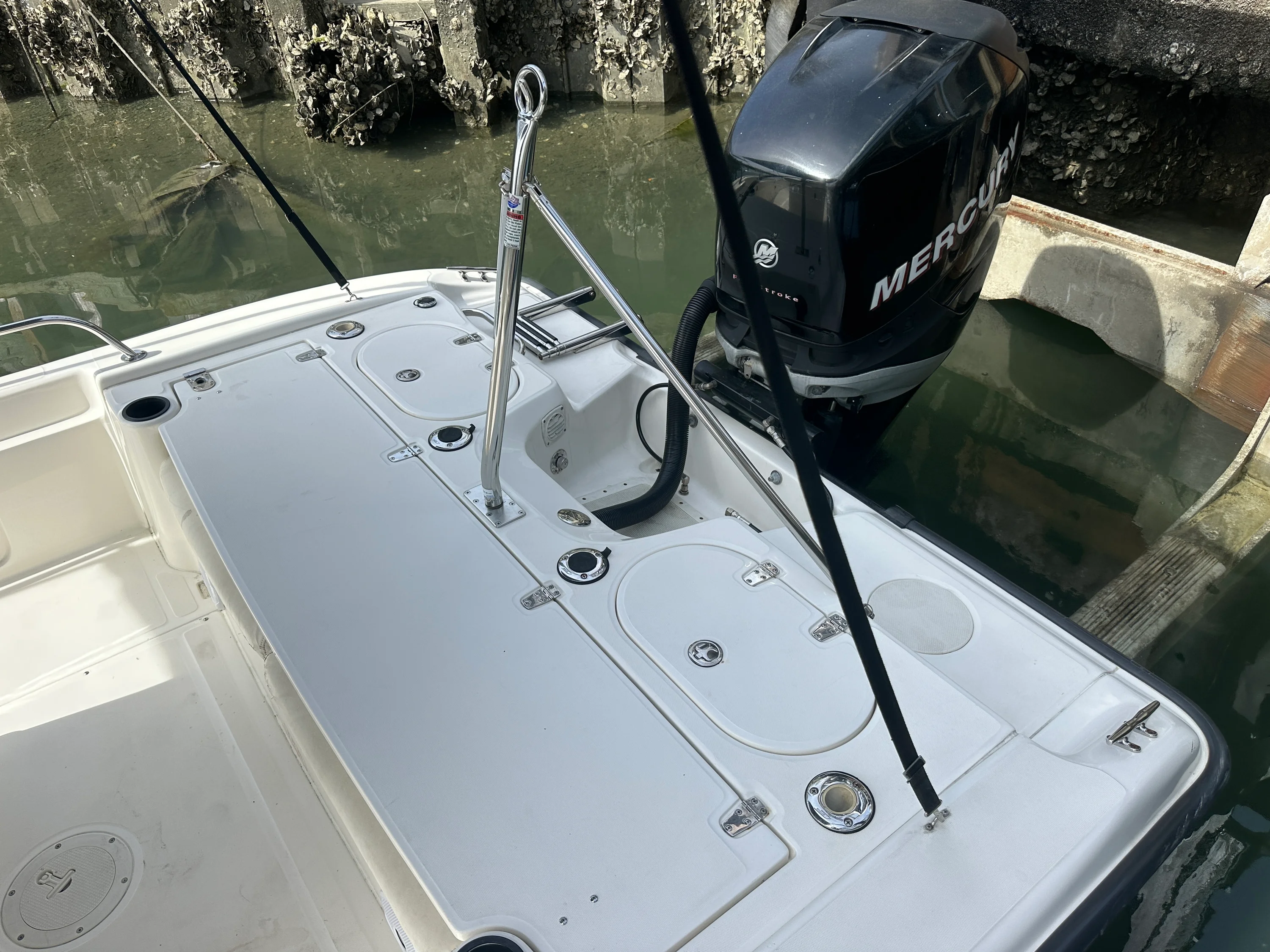 2005 Boston Whaler 220 DAUNTLESS Image Thumbnail #17