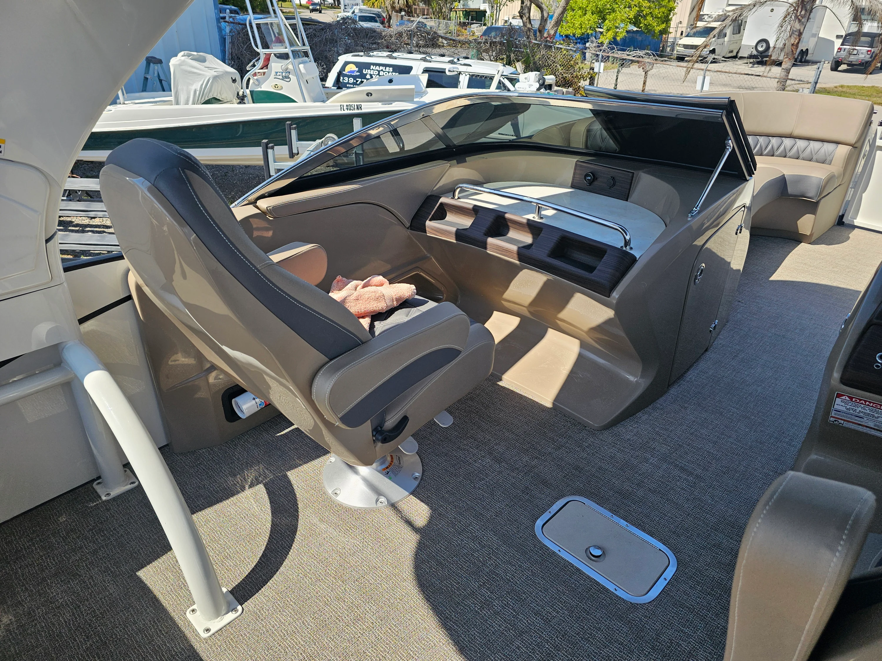 2025 Bennington 27QZ Image Thumbnail #22