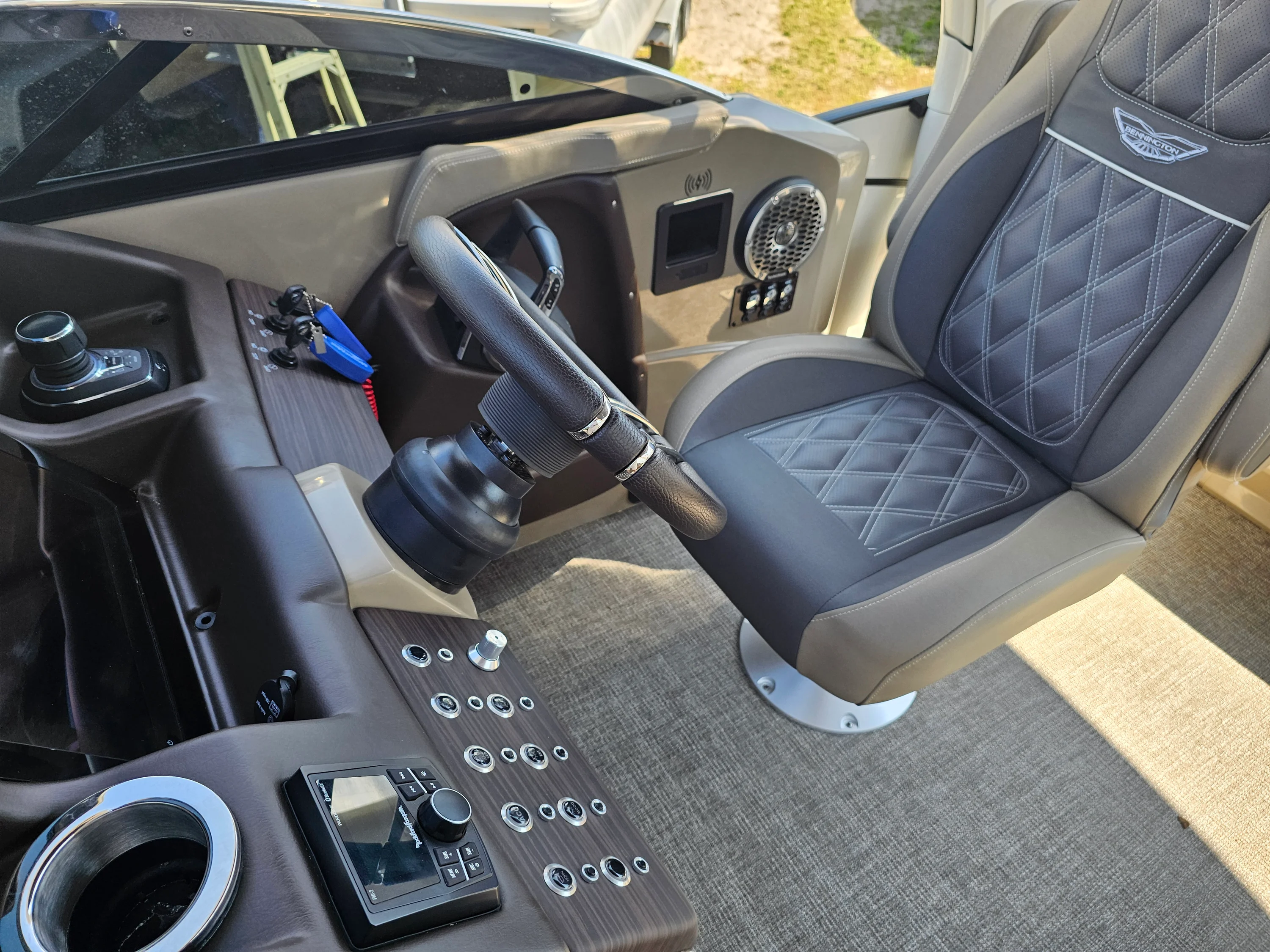 2025 Bennington 27QZ Image Thumbnail #26