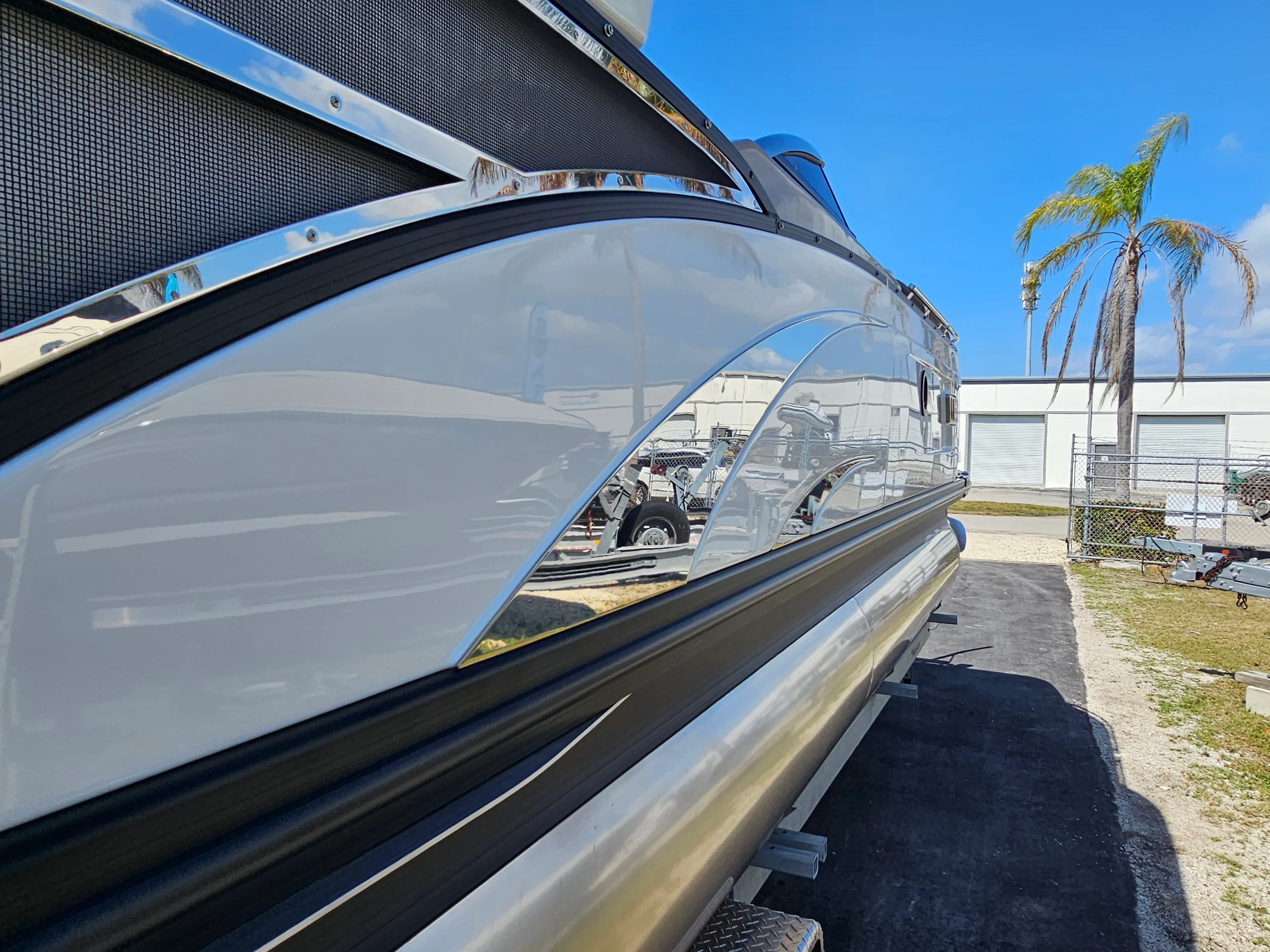 2025 Bennington 27QZ Image Thumbnail #5