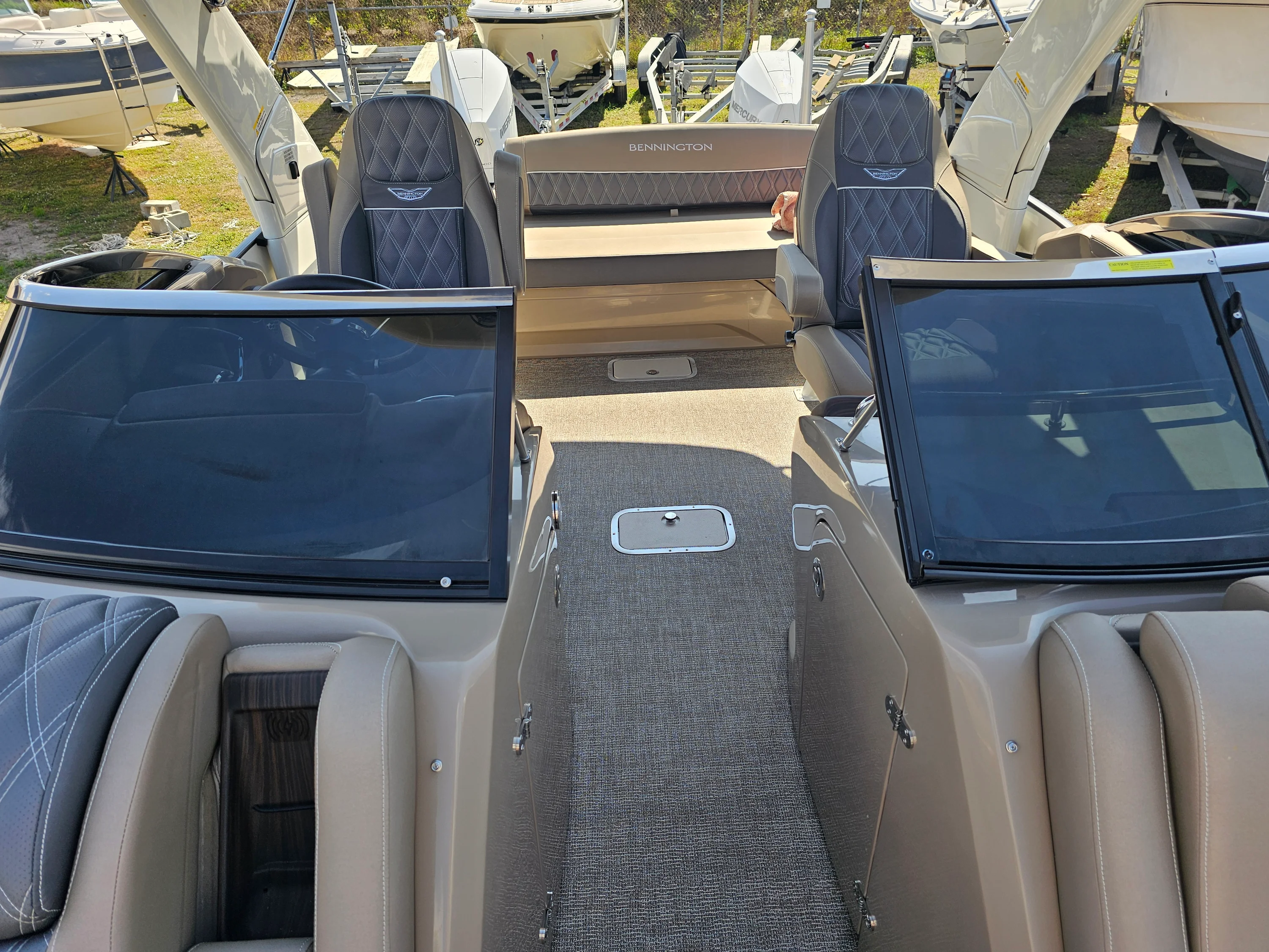 2025 Bennington 27QZ Image Thumbnail #34