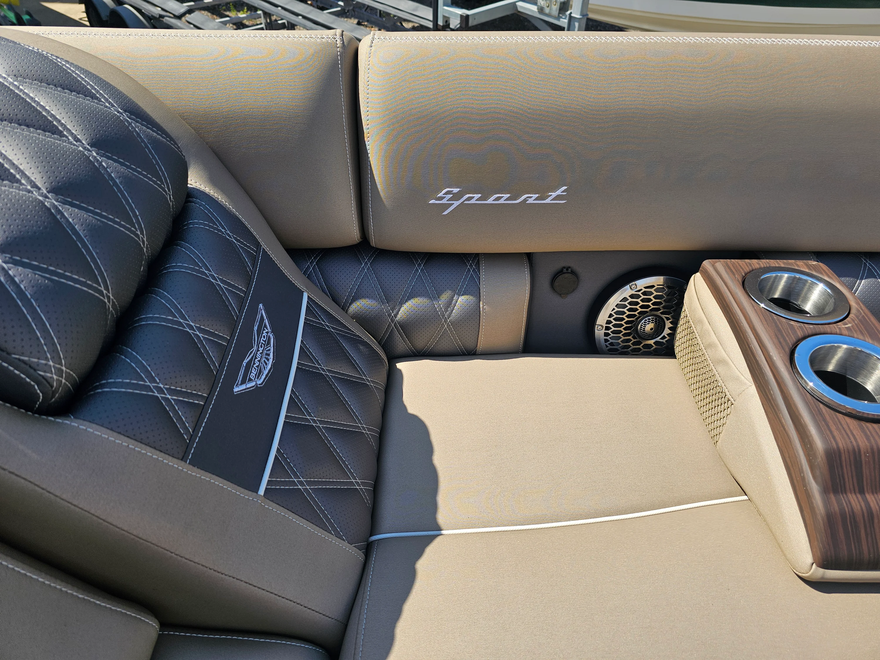 2025 Bennington 27QZ Image Thumbnail #36