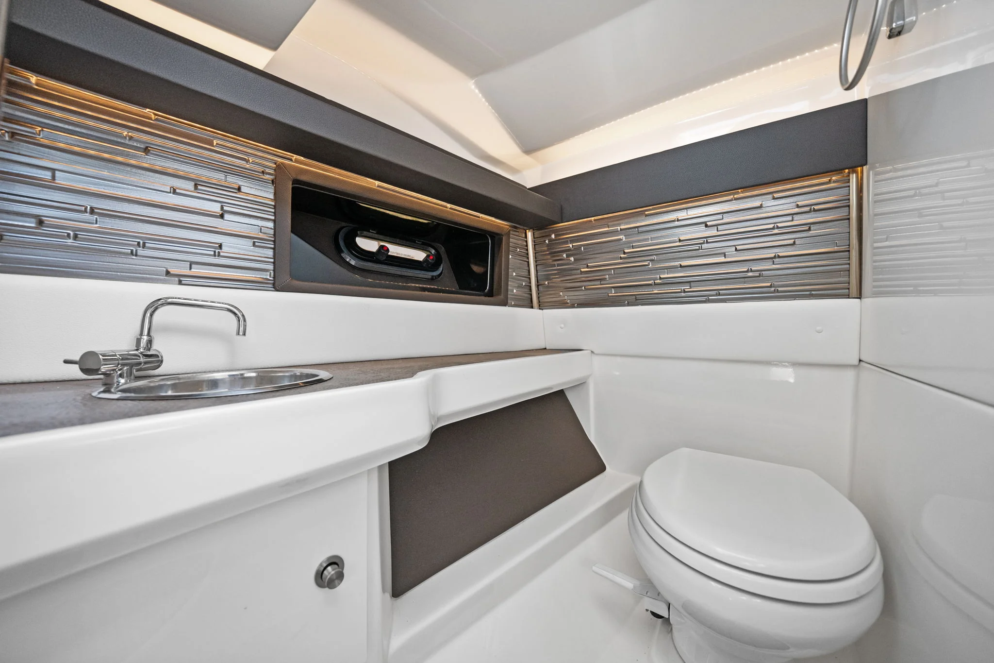 2023 Sea Ray 310 SLX OB Image Thumbnail #31