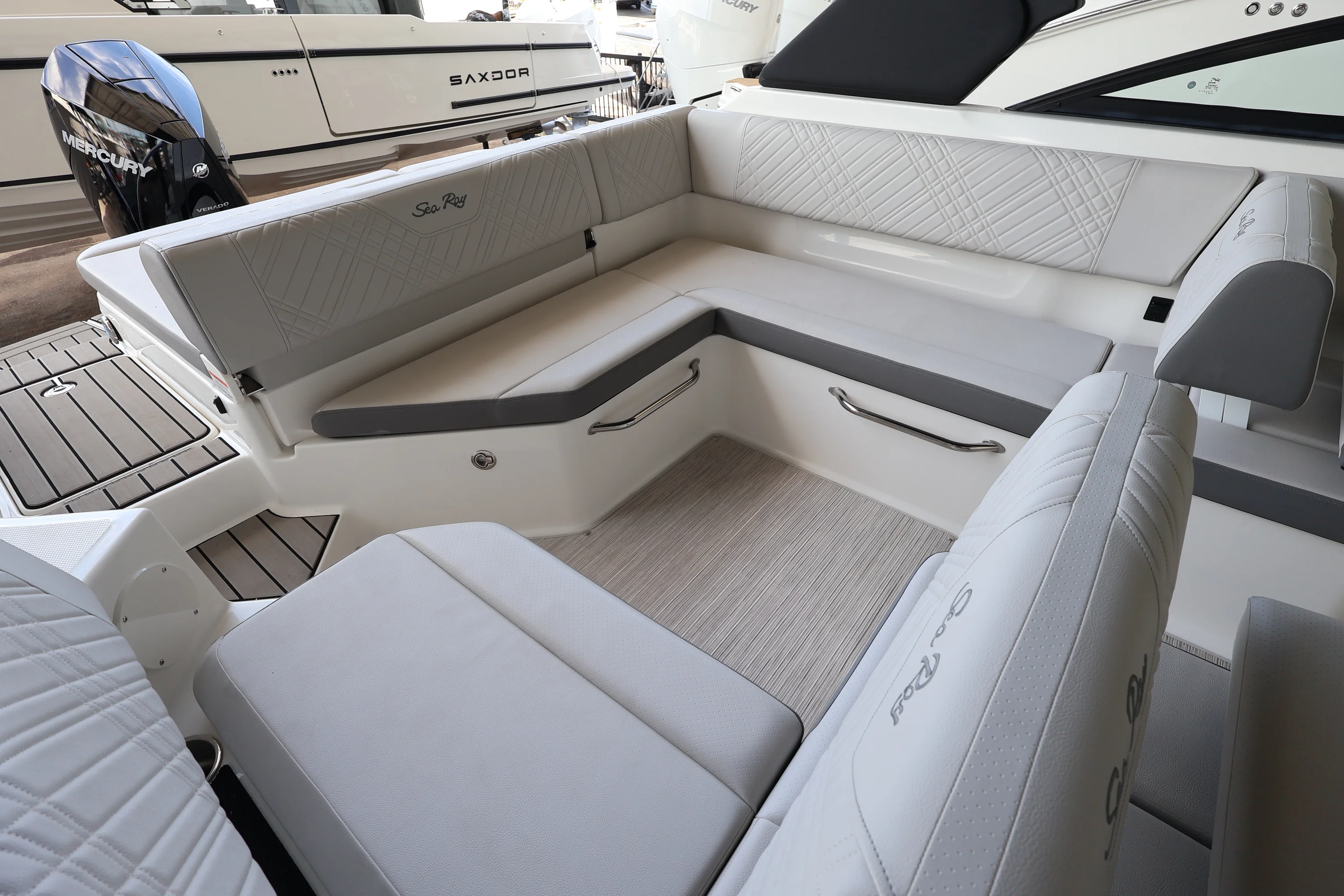 2026 Sea Ray SDX 250 Outboard Image Thumbnail #11