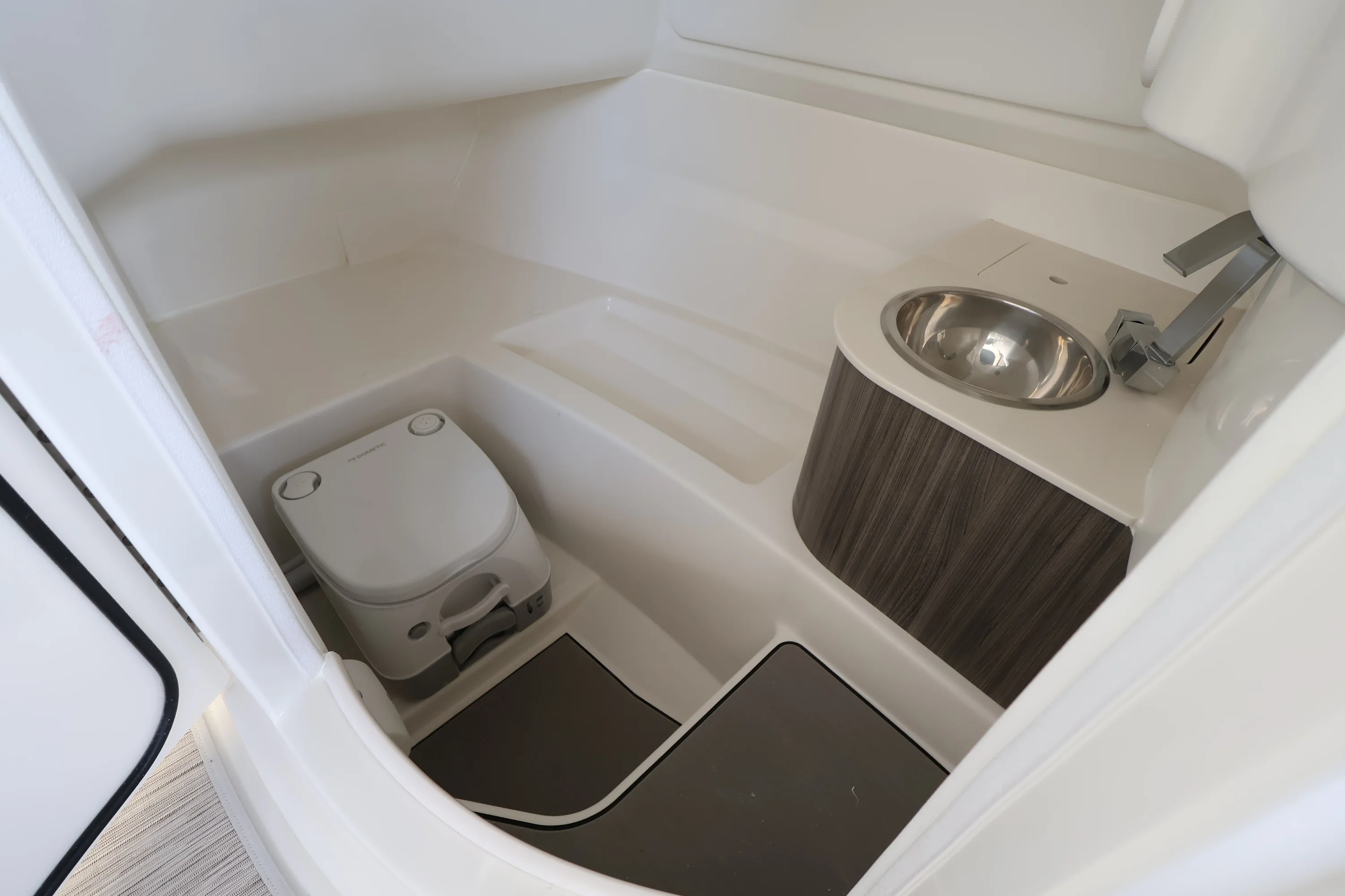 2026 Sea Ray SDX 250 Outboard Image Thumbnail #25