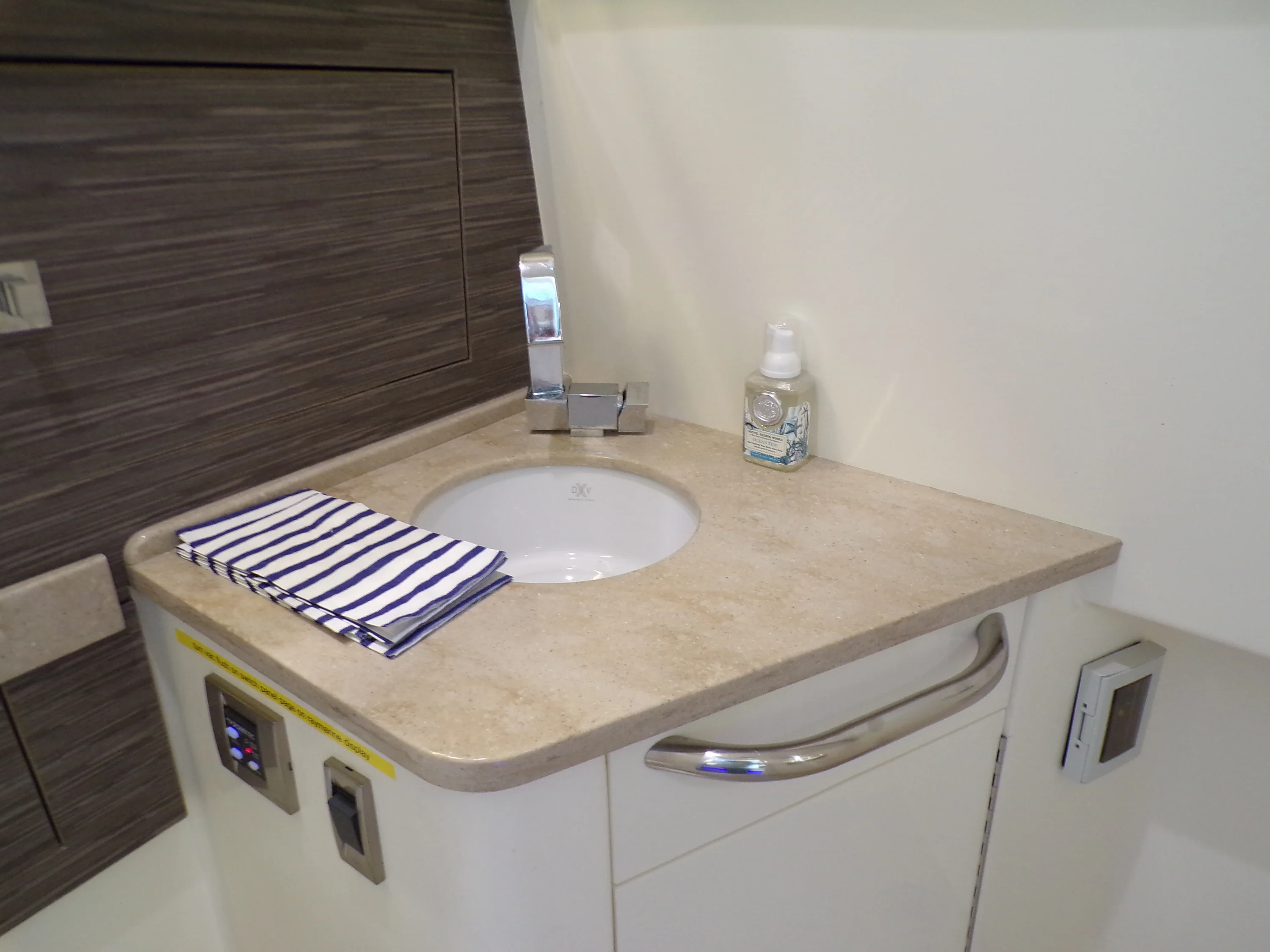 2018 Boston Whaler 420 Image Thumbnail #66