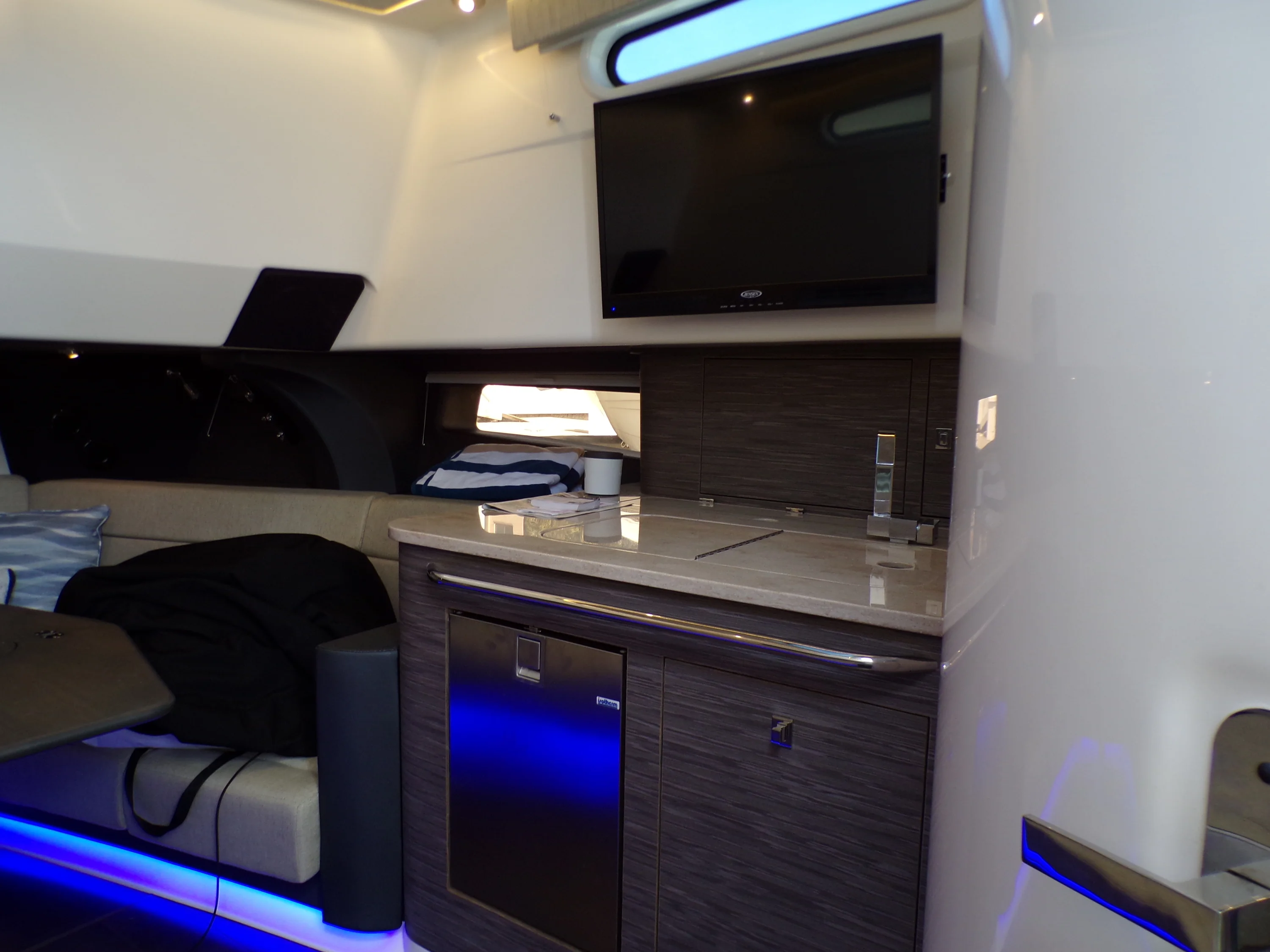 2018 Boston Whaler 420 Image Thumbnail #50