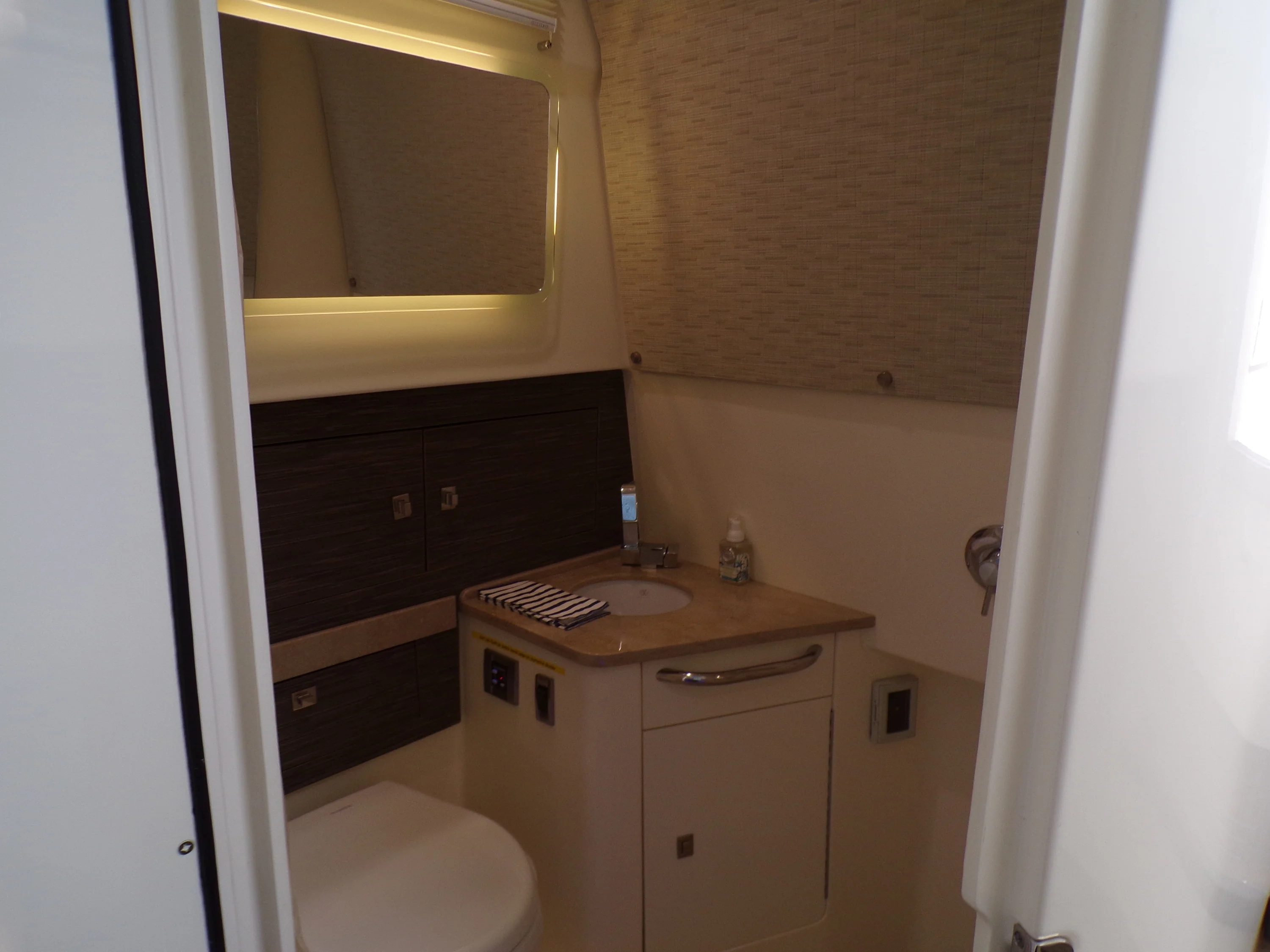 2018 Boston Whaler 420 Image Thumbnail #64