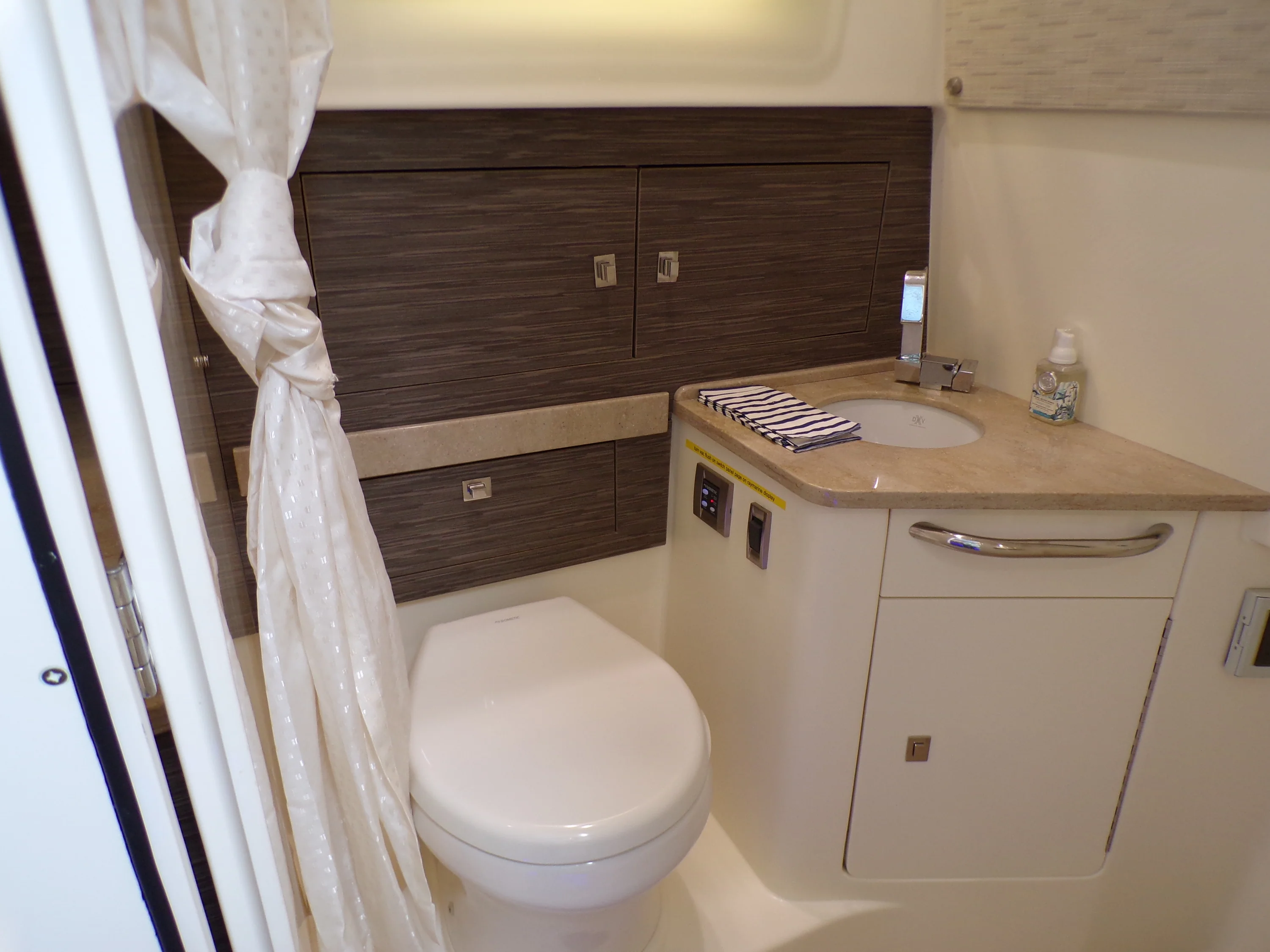 2018 Boston Whaler 420 Image Thumbnail #65