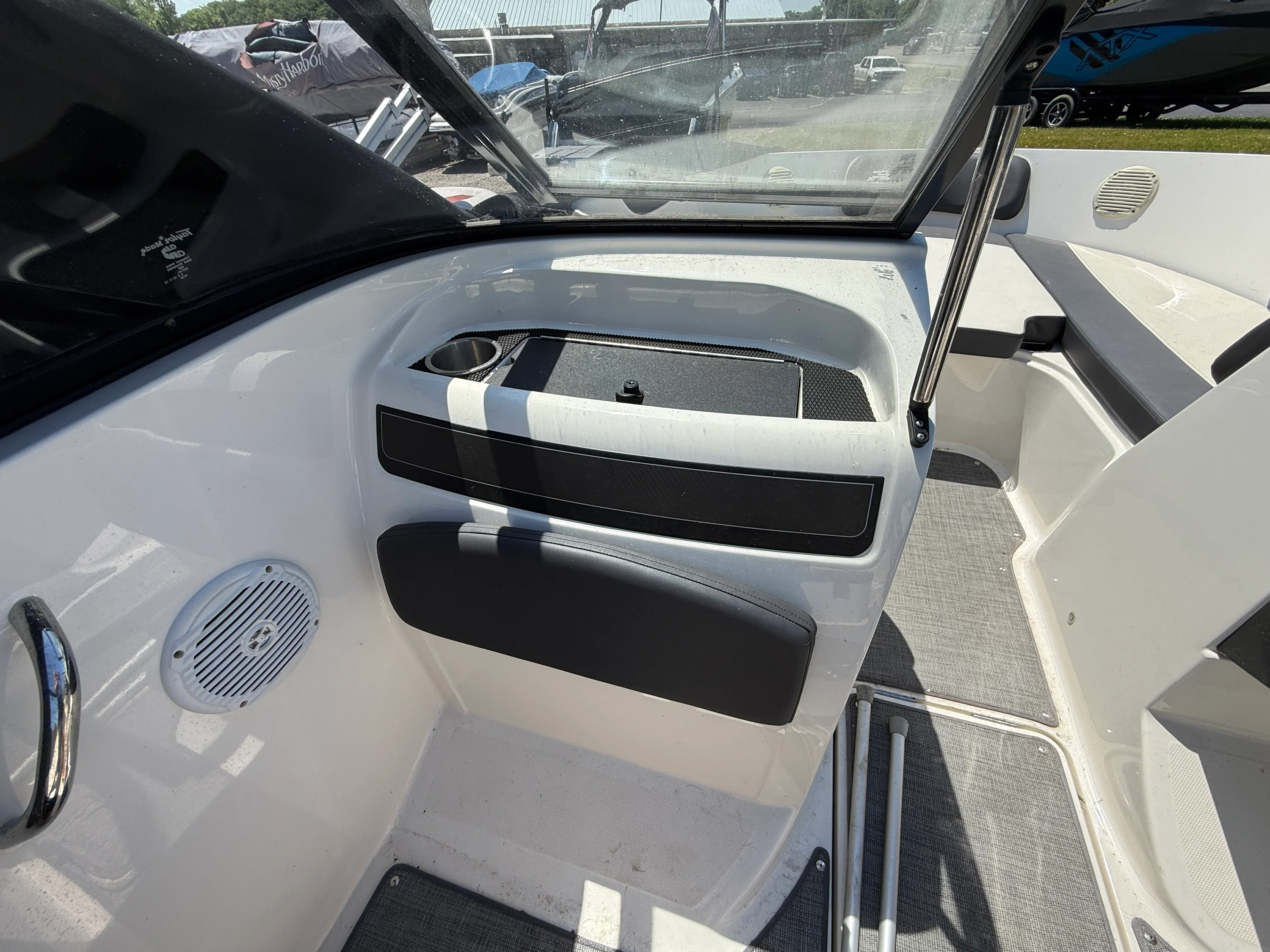 2019 Bayliner VR5 Image Thumbnail #9
