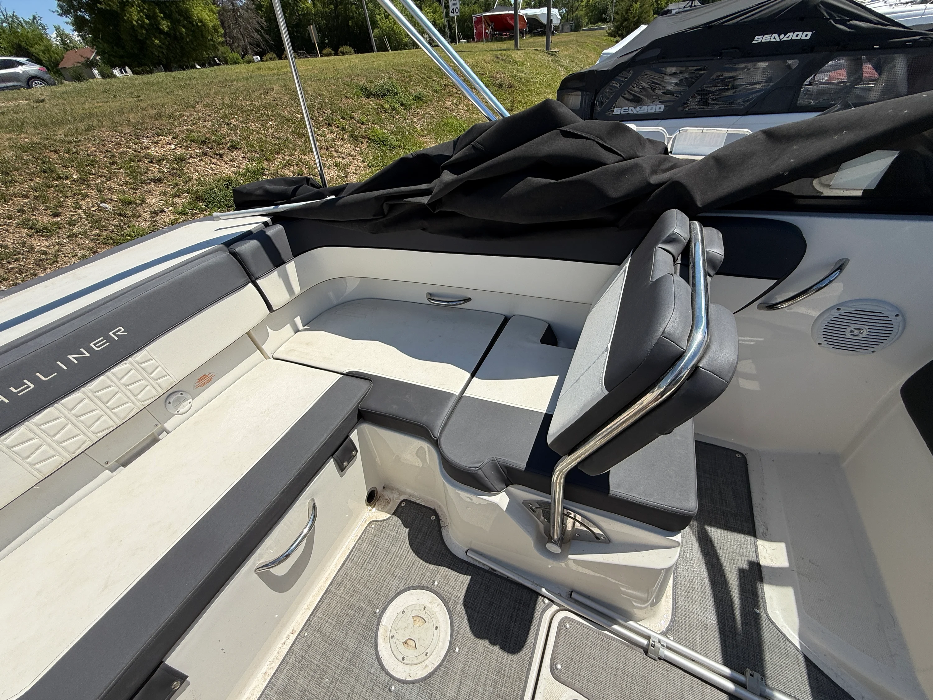 2019 Bayliner VR5 Image Thumbnail #10